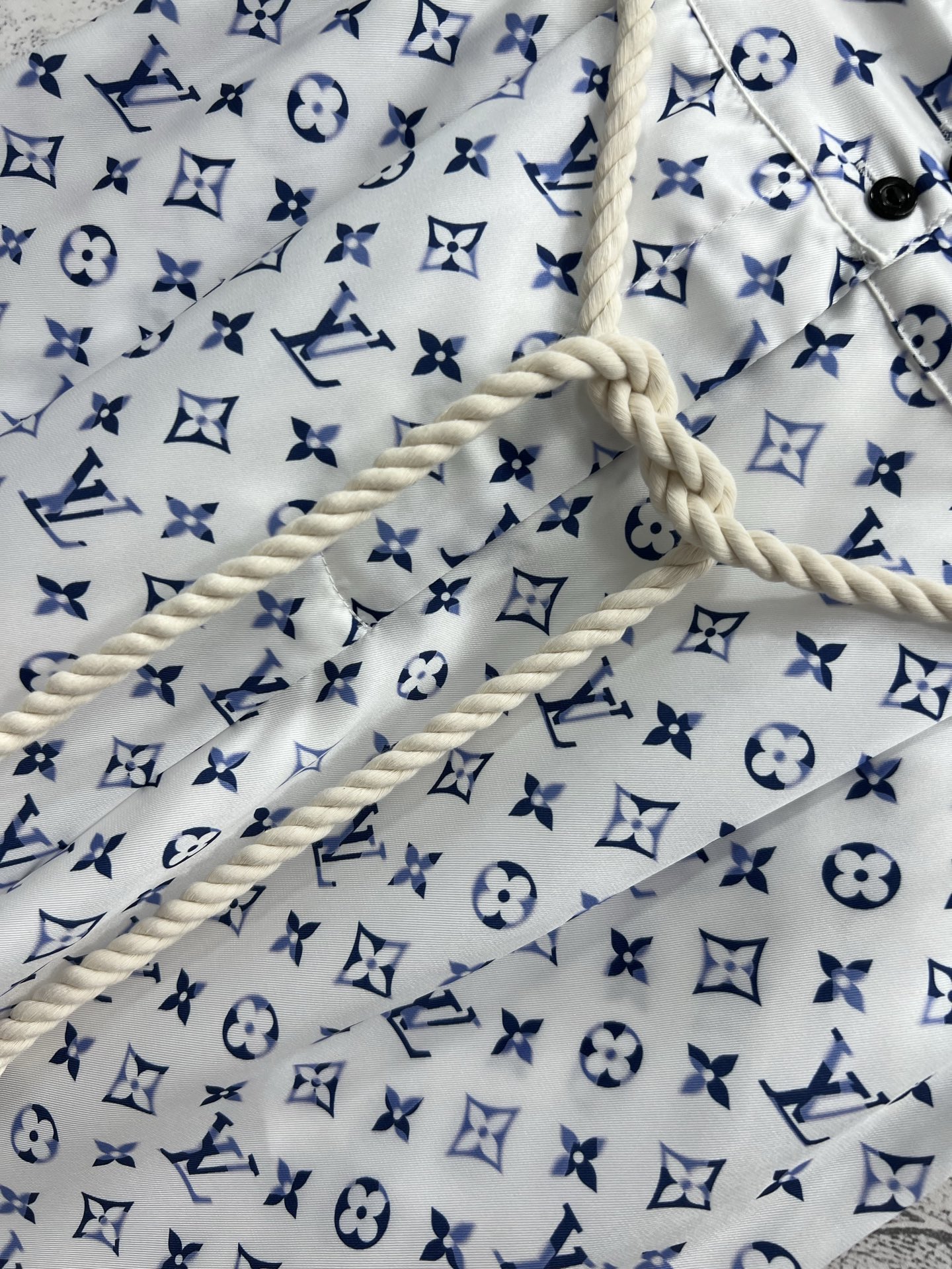 L家 25早春新款 渐变老花系列 翻领衬衫+高腰短裤+衬衫连衣裙 经典的Monogram老花渐变设计 复