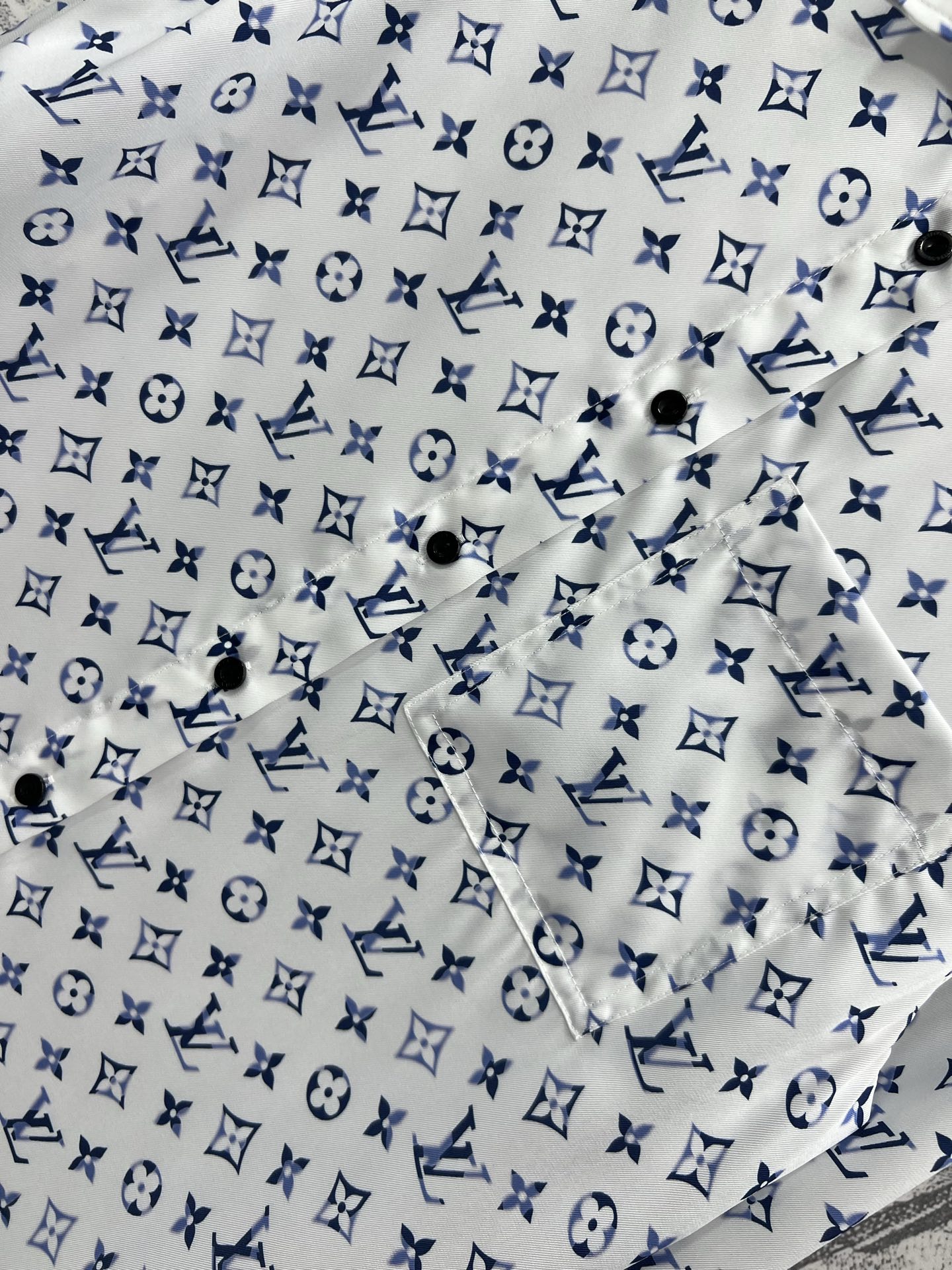 L家 25早春新款 渐变老花系列 翻领衬衫+高腰短裤+衬衫连衣裙 经典的Monogram老花渐变设计 复