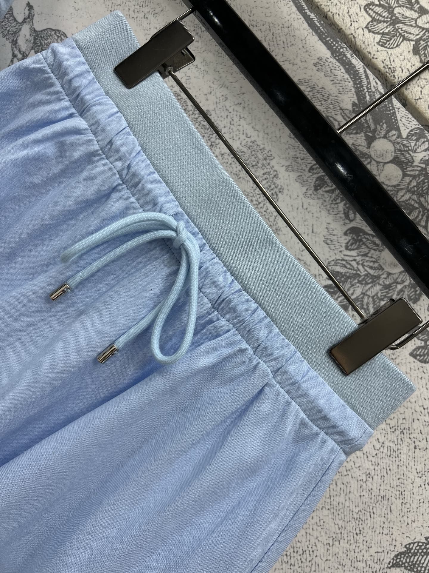 Miu 25早春新款 休闲系列套装 翻领衬衫+松紧腰短裤 非常适合春夏穿搭 上身减龄少女感 有种活力的感
