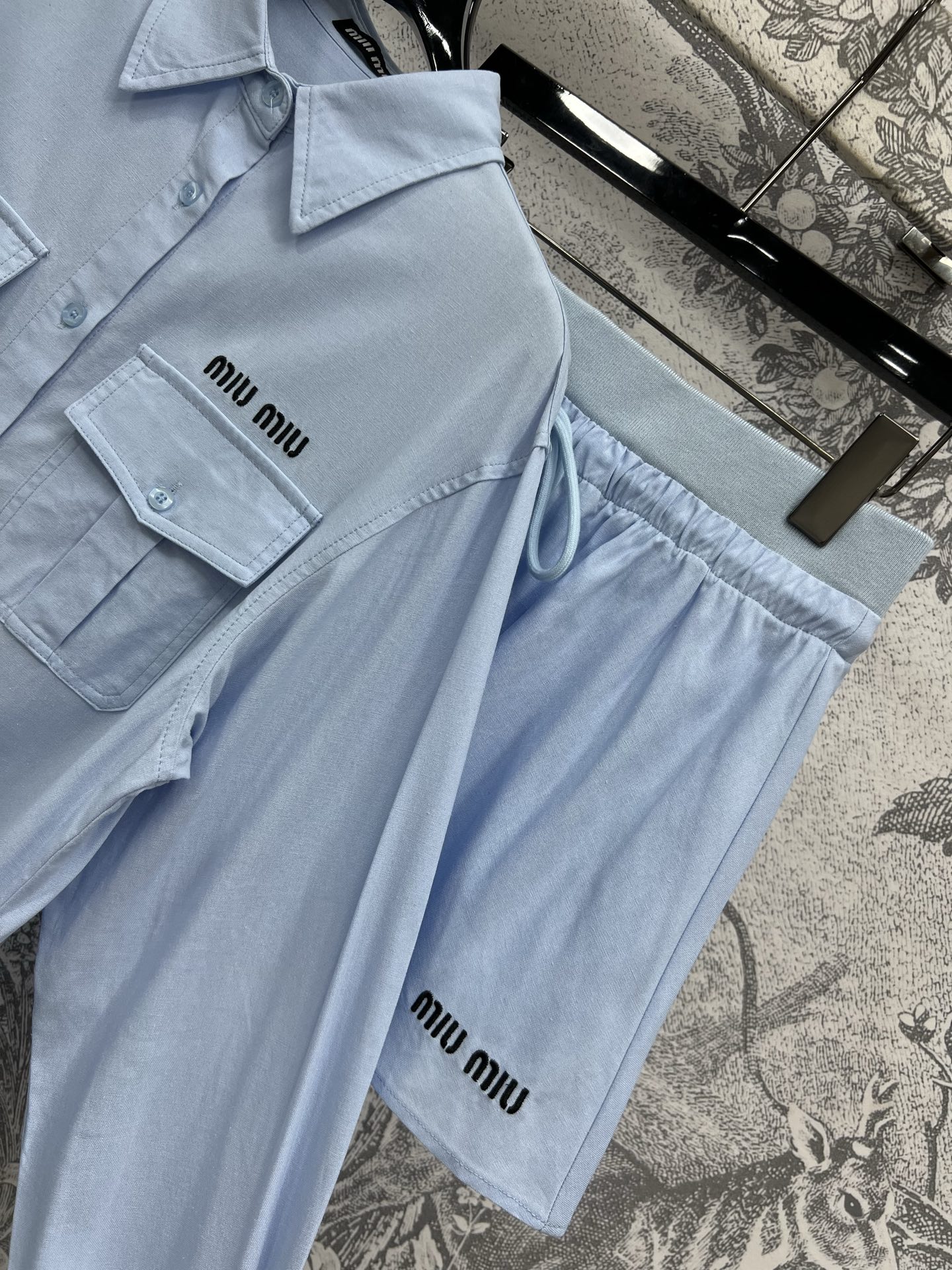 Miu 25早春新款 休闲系列套装 翻领衬衫+松紧腰短裤 非常适合春夏穿搭 上身减龄少女感 有种活力的感