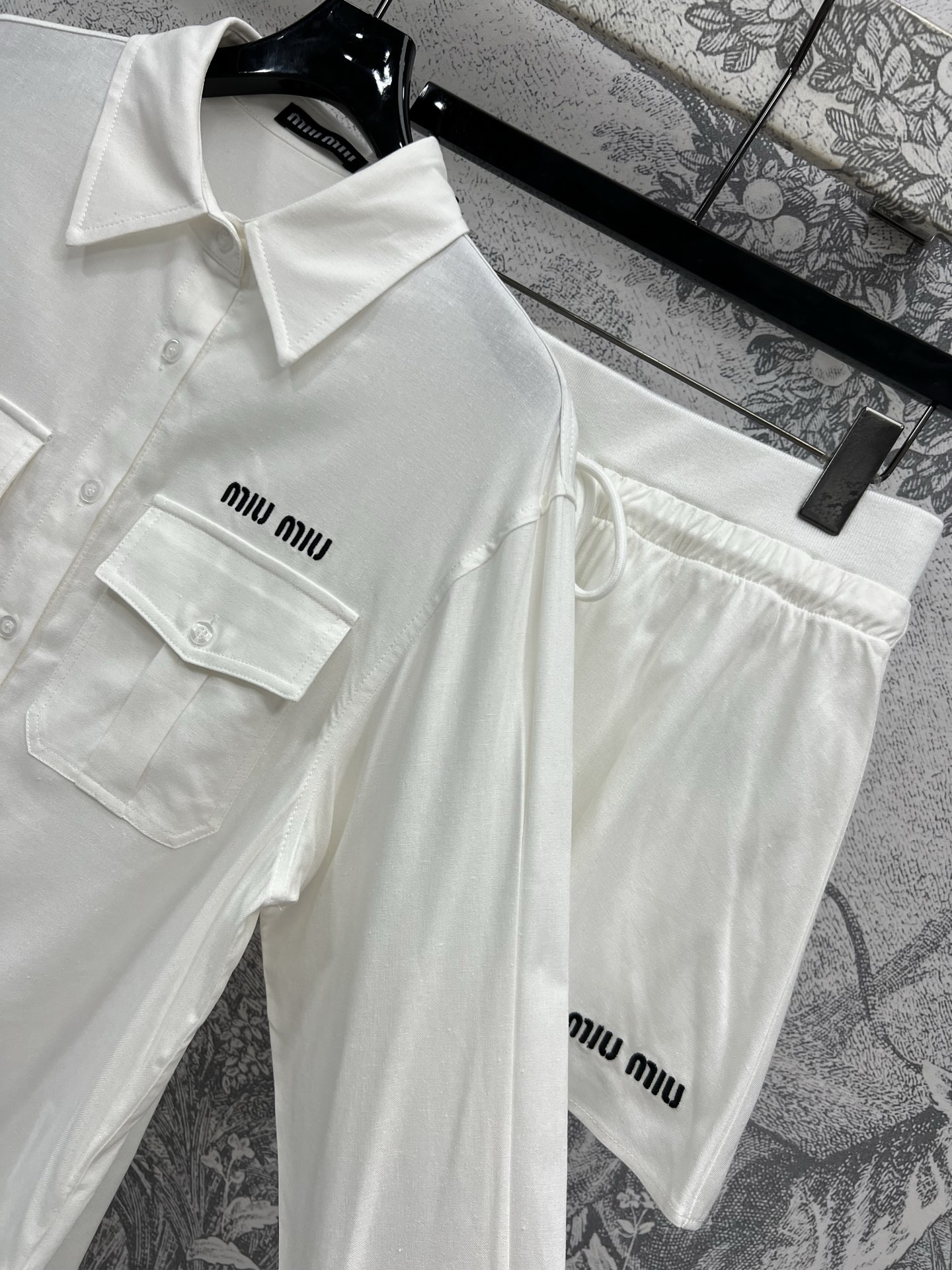 Miu 25早春新款 休闲系列套装 翻领衬衫+松紧腰短裤 非常适合春夏穿搭 上身减龄少女感 有种活力的感