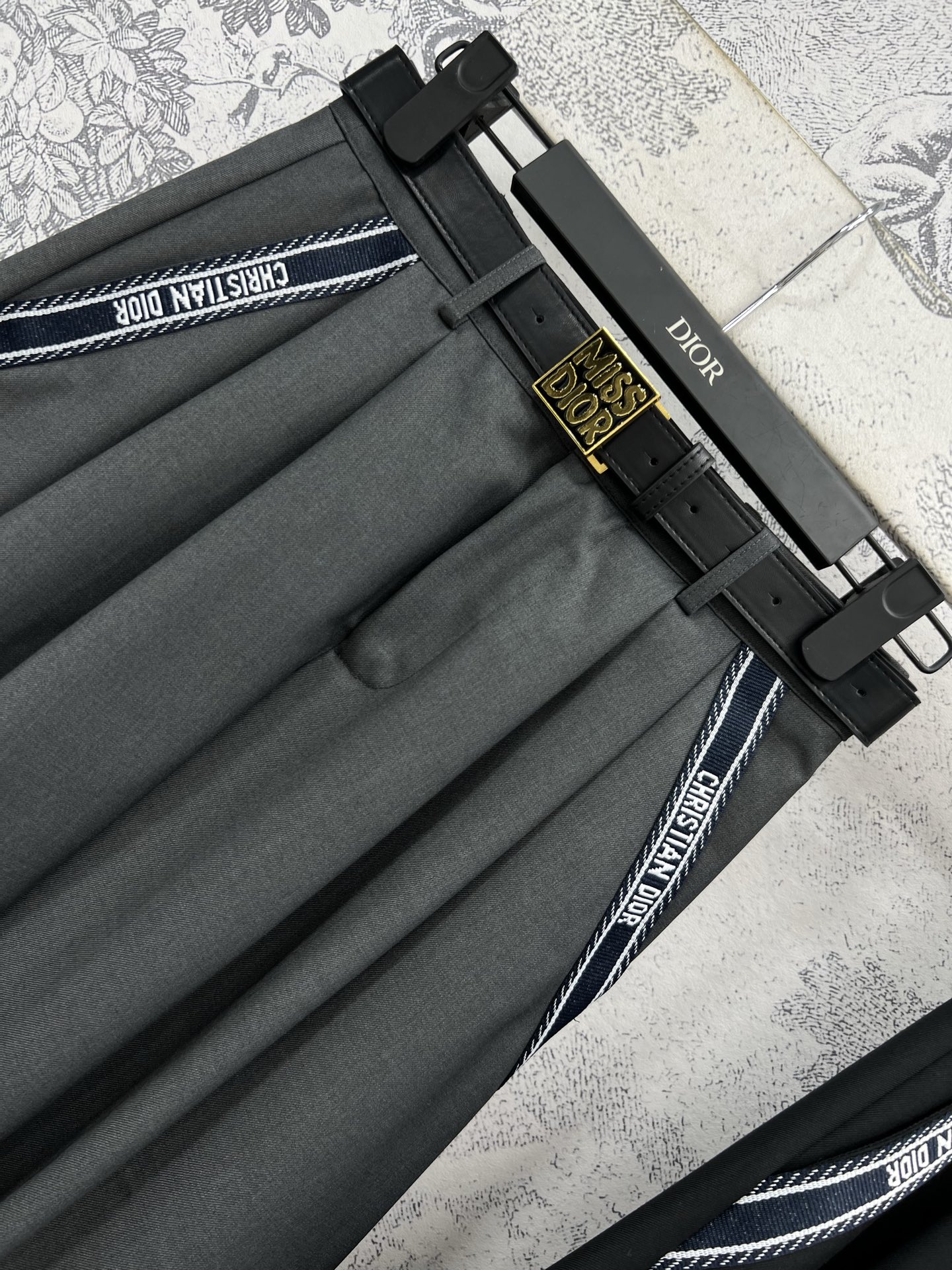 D家 25早春新款 腰带装饰压褶大裙摆A字半身裙 灵动飘逸的超大裙摆 超级有质感 垂感超赞 自带优雅知性