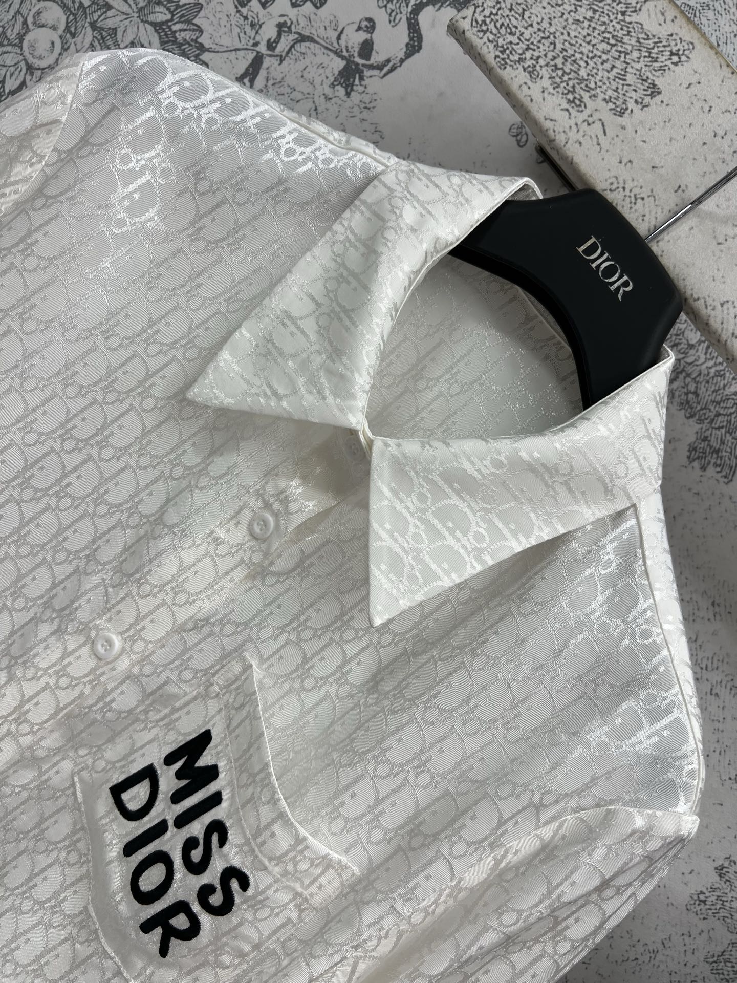 D家 25早春新款 小翻领字母提花短款衬衫 集精致休闲于一体的翻领衬衫 胸前口袋撞色logo贴布装饰 经