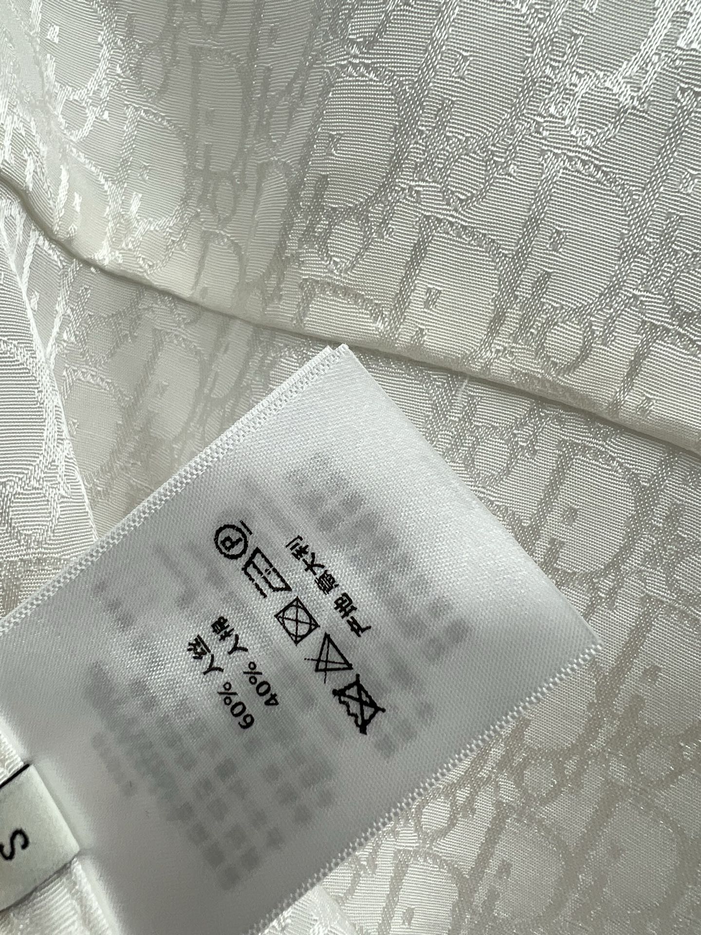 D家 25早春新款 小翻领字母提花短款衬衫 集精致休闲于一体的翻领衬衫 胸前口袋撞色logo贴布装饰 经