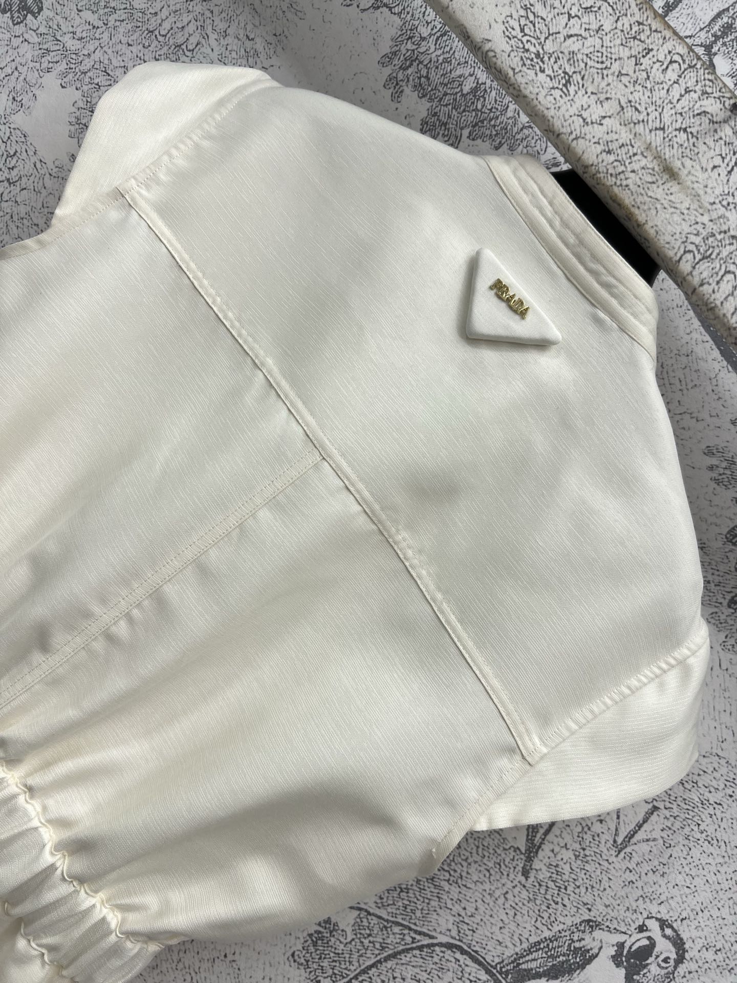 PD家 25早春新款 立领小飞袖拉链连衣裙 双向拉链立领设计 又美又酷 富有质感的面料 后背经典到三角标