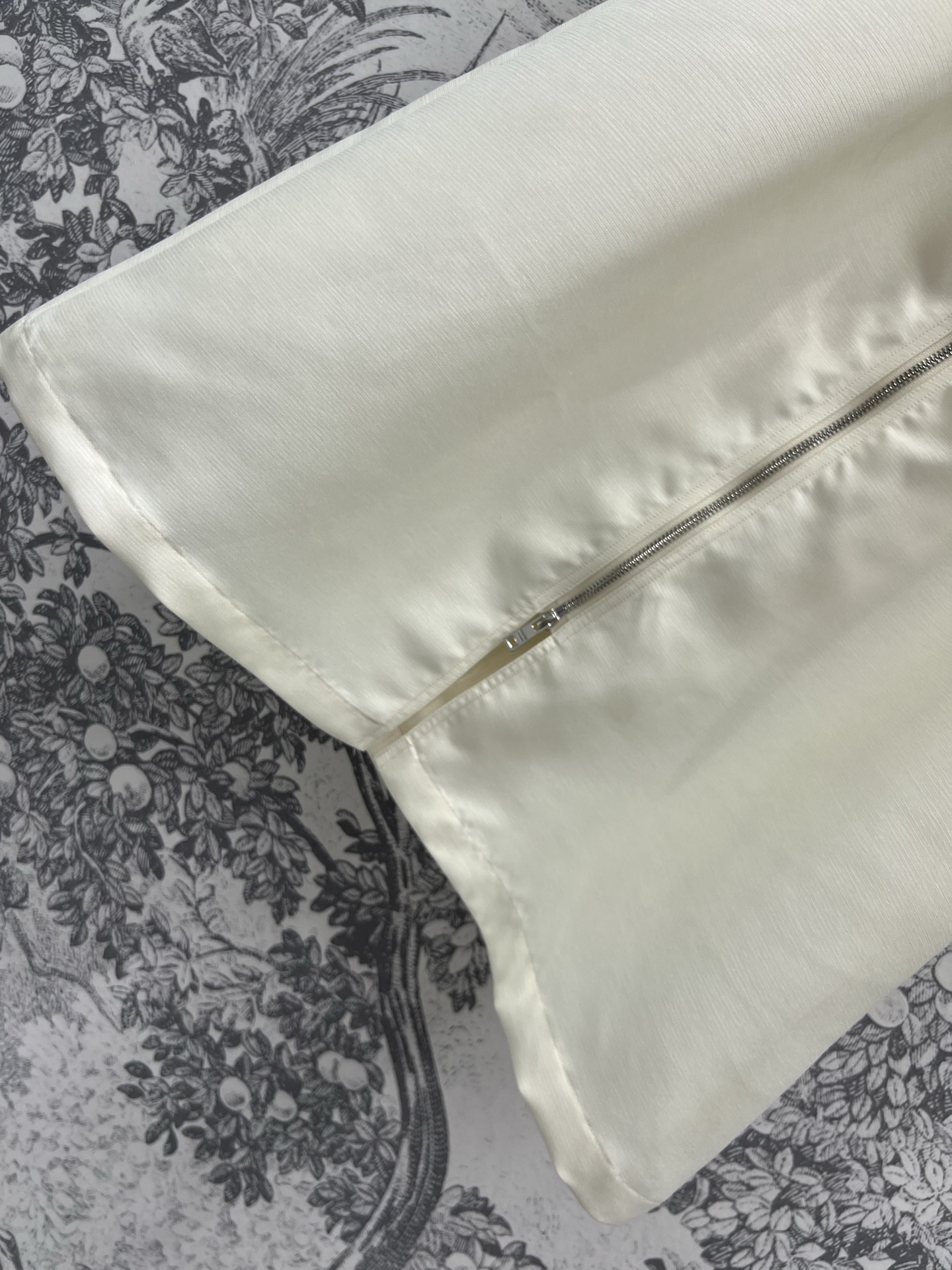 PD家 25早春新款 立领小飞袖拉链连衣裙 双向拉链立领设计 又美又酷 富有质感的面料 后背经典到三角标