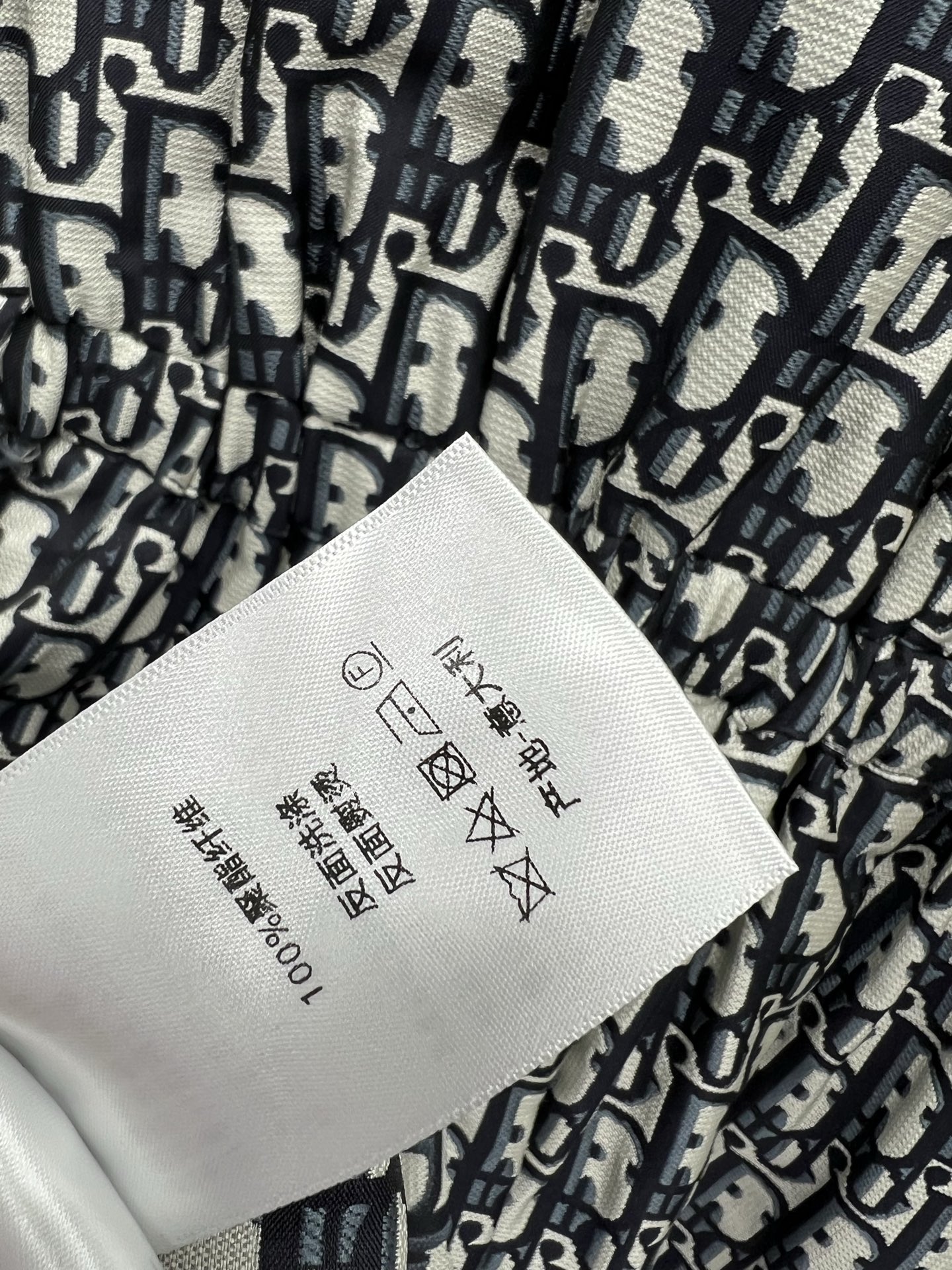D家 25早春新款 老花短袖连衣裙 简约又有高级感 经典的D字提花彰显品牌魅力 小翻领设计 立体收腰百褶