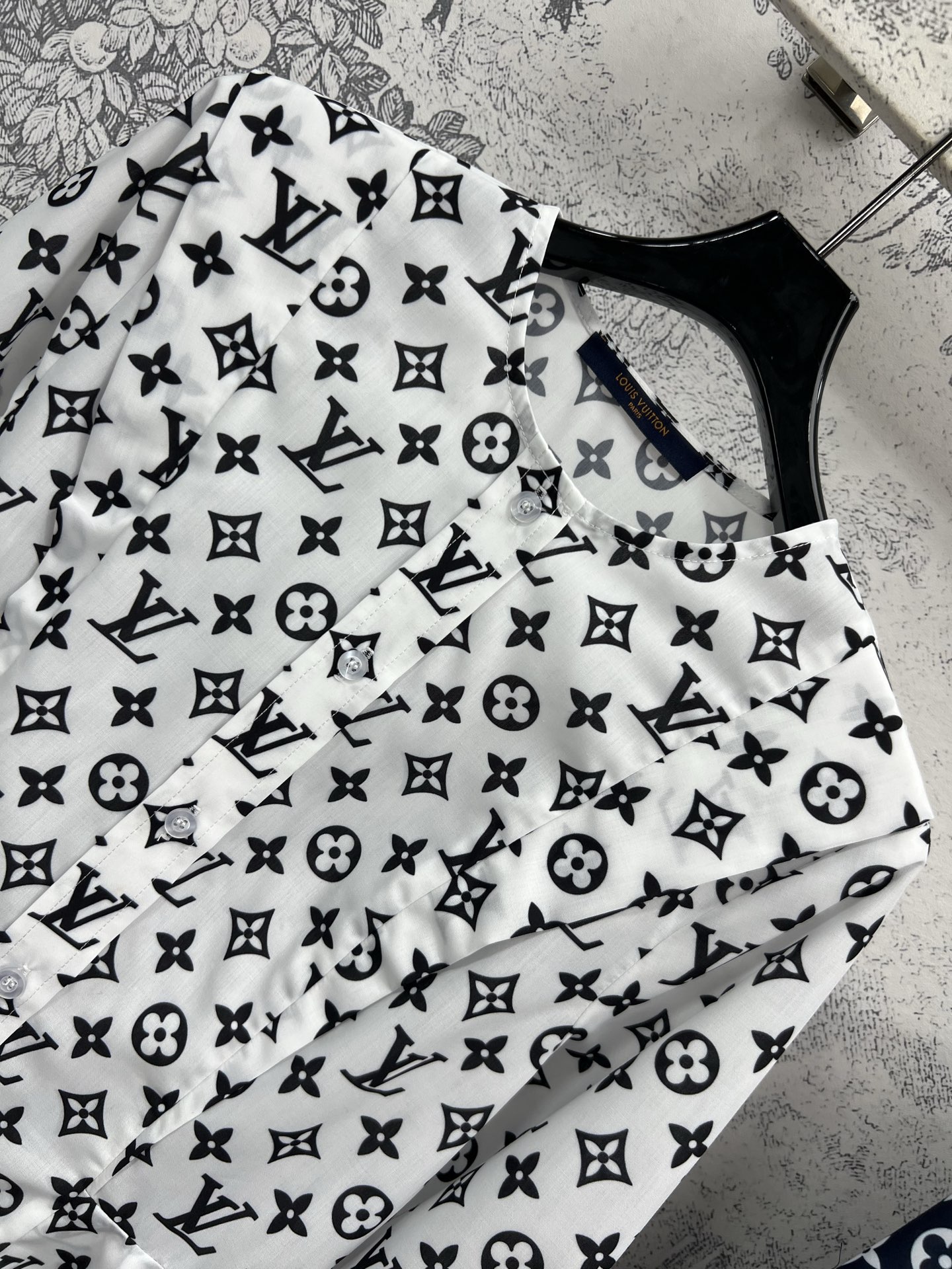 L家 25早春新款 套头老花衬衣 经典的全幅Logo时髦又高级 收腰版型 勾勒腰身  超拉比例感 荷叶衣