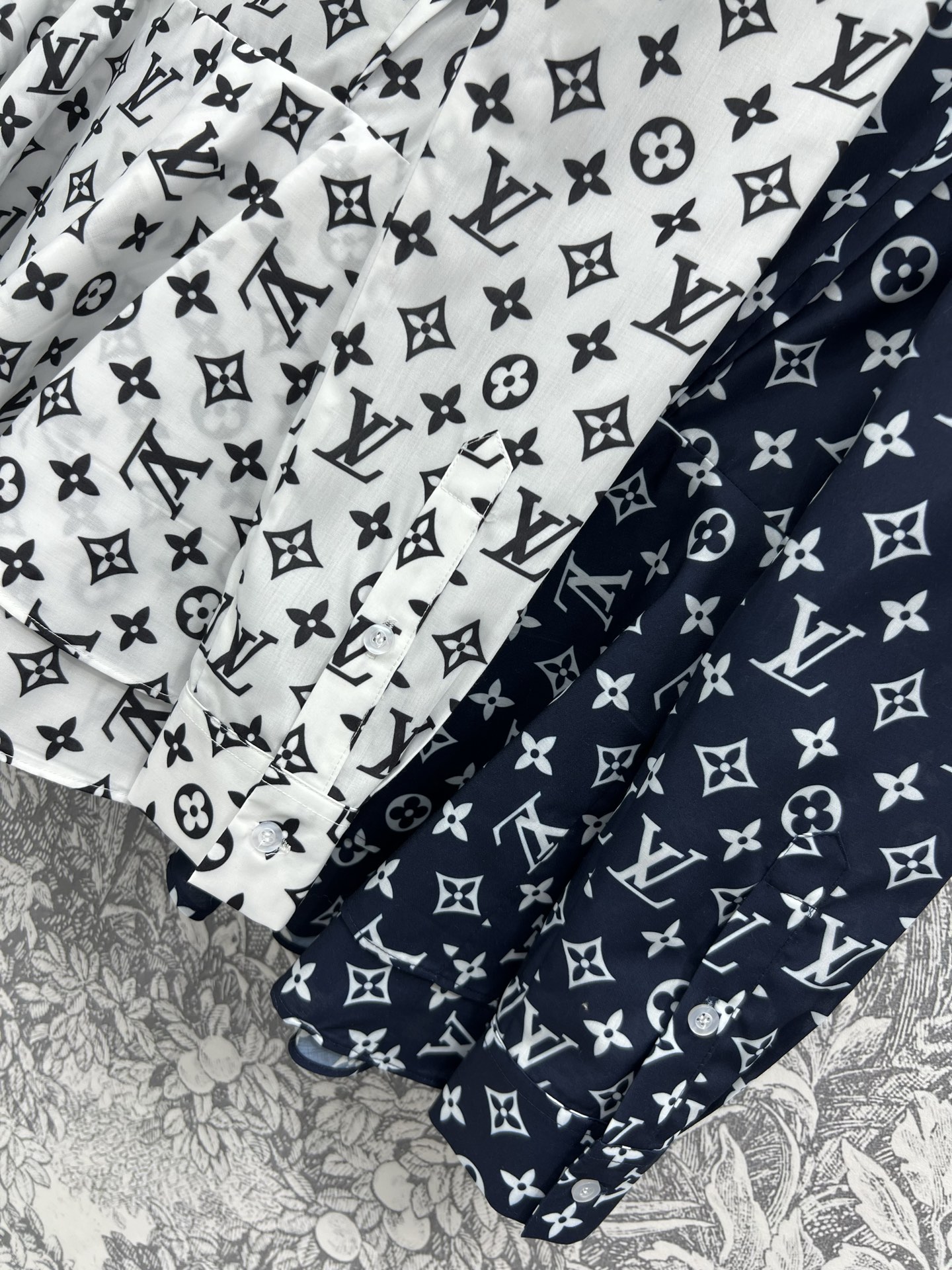 L家 25早春新款 套头老花衬衣 经典的全幅Logo时髦又高级 收腰版型 勾勒腰身  超拉比例感 荷叶衣