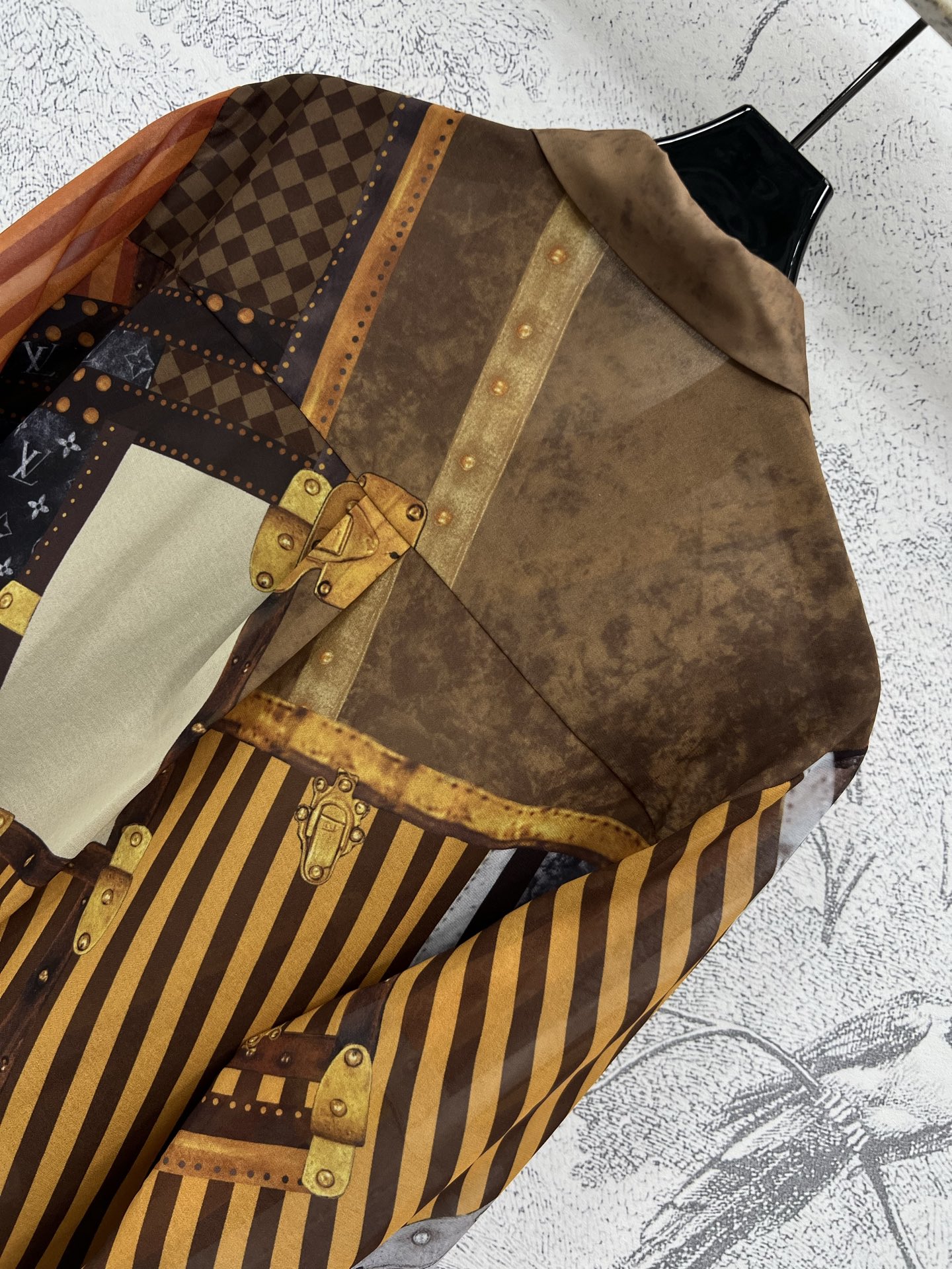L家 25早春新款 经典印花衬衫 定制L家经典图案印花面料 质感超赞 怎么搭配都不会出错 通勤上班得体又