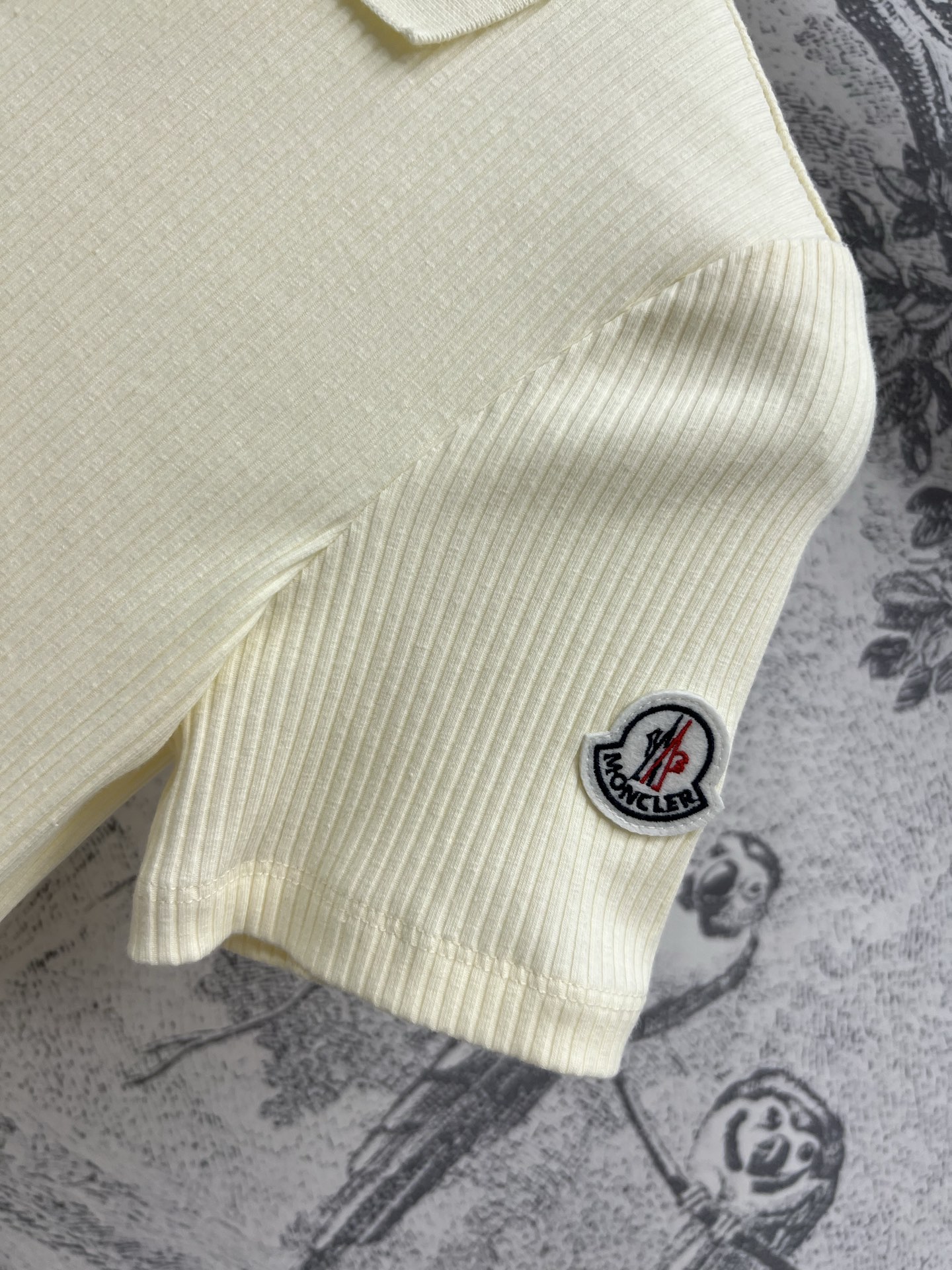M家 25早春新款 Polo领短袖针织衫 修身的款式 袖身Logo 徽标装饰 搭配牛仔裤上身就是知性温柔