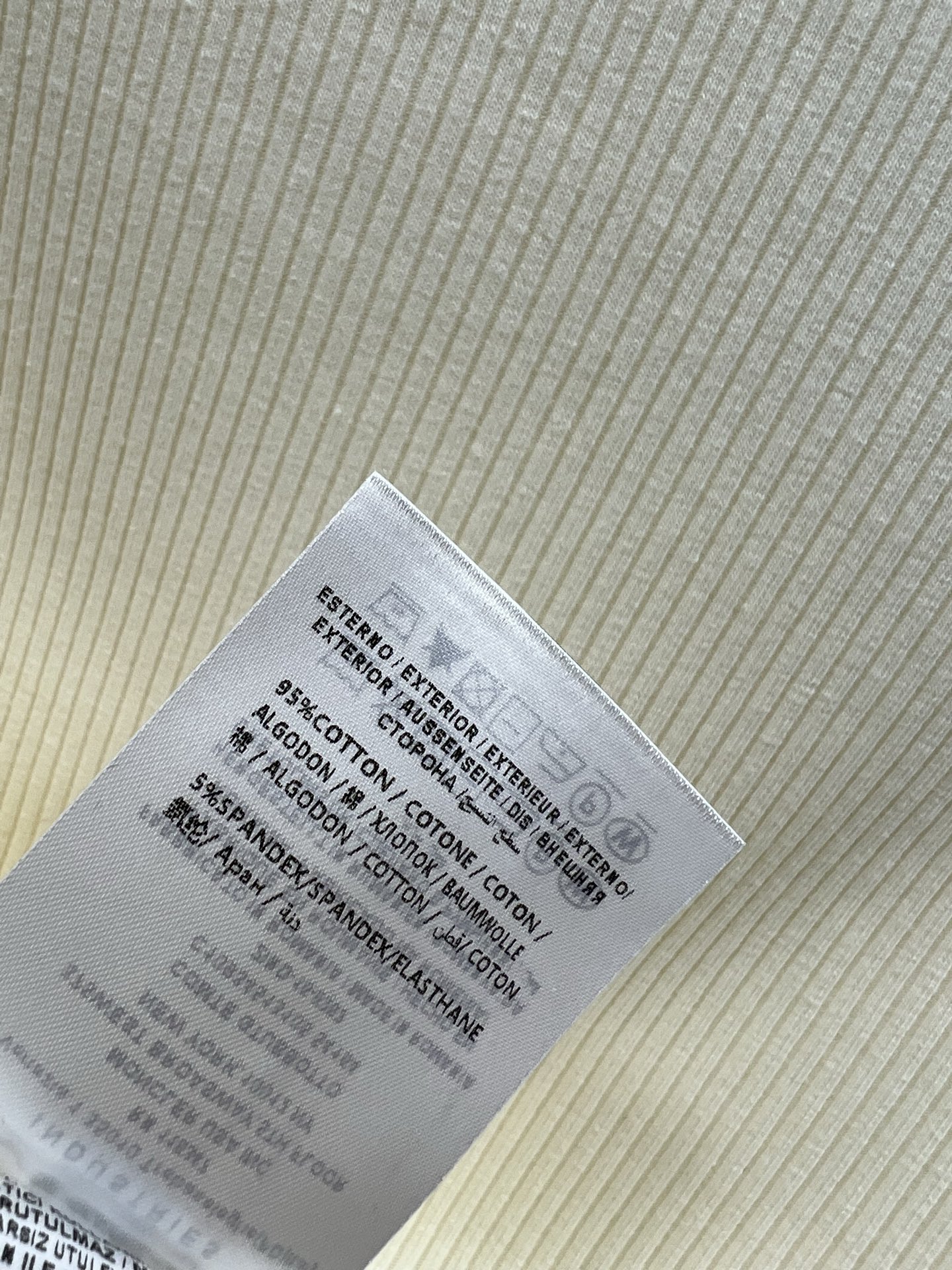 M家 25早春新款 Polo领短袖针织衫 修身的款式 袖身Logo 徽标装饰 搭配牛仔裤上身就是知性温柔