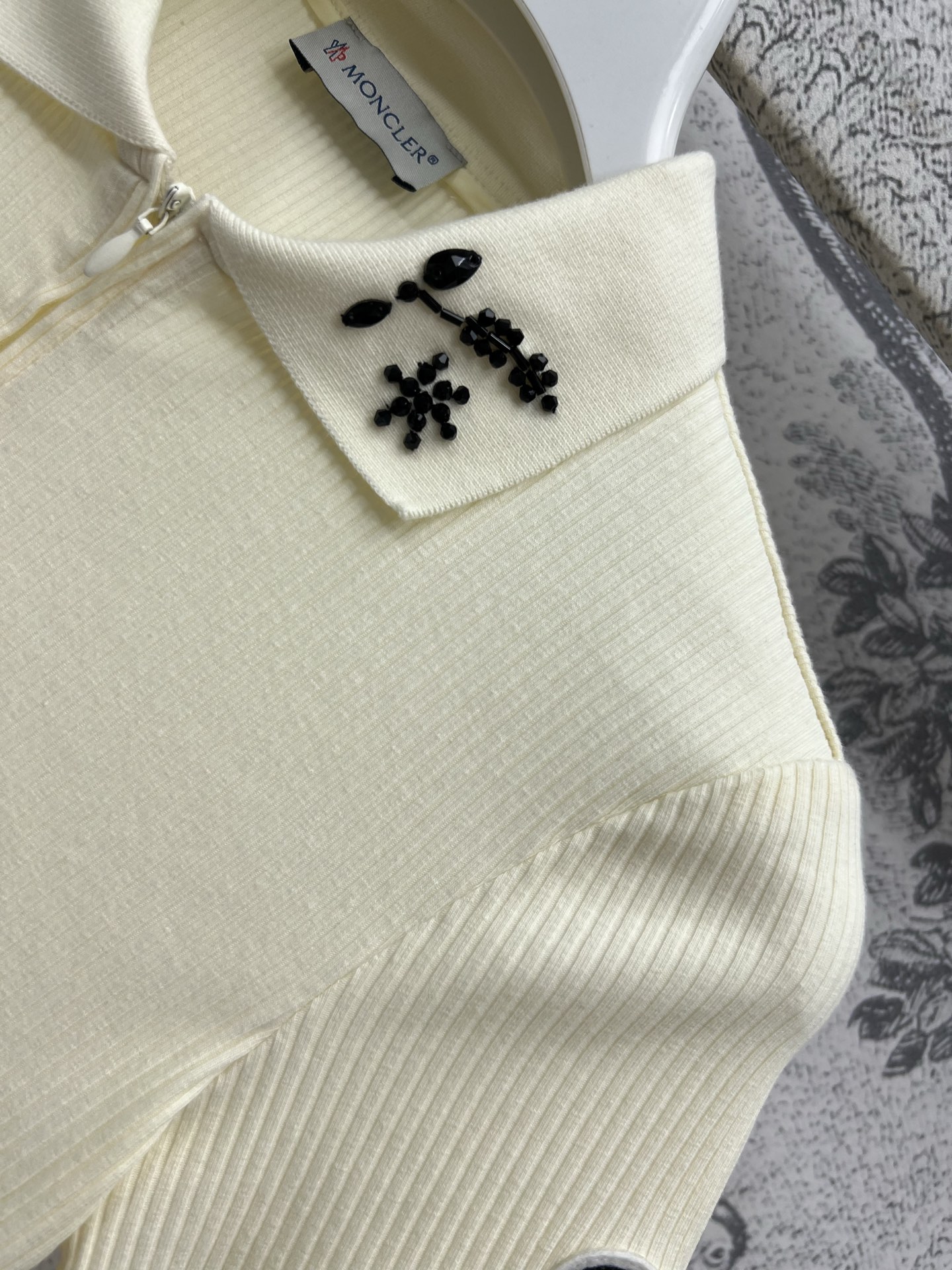 M家 25早春新款 Polo领短袖针织衫 修身的款式 袖身Logo 徽标装饰 搭配牛仔裤上身就是知性温柔