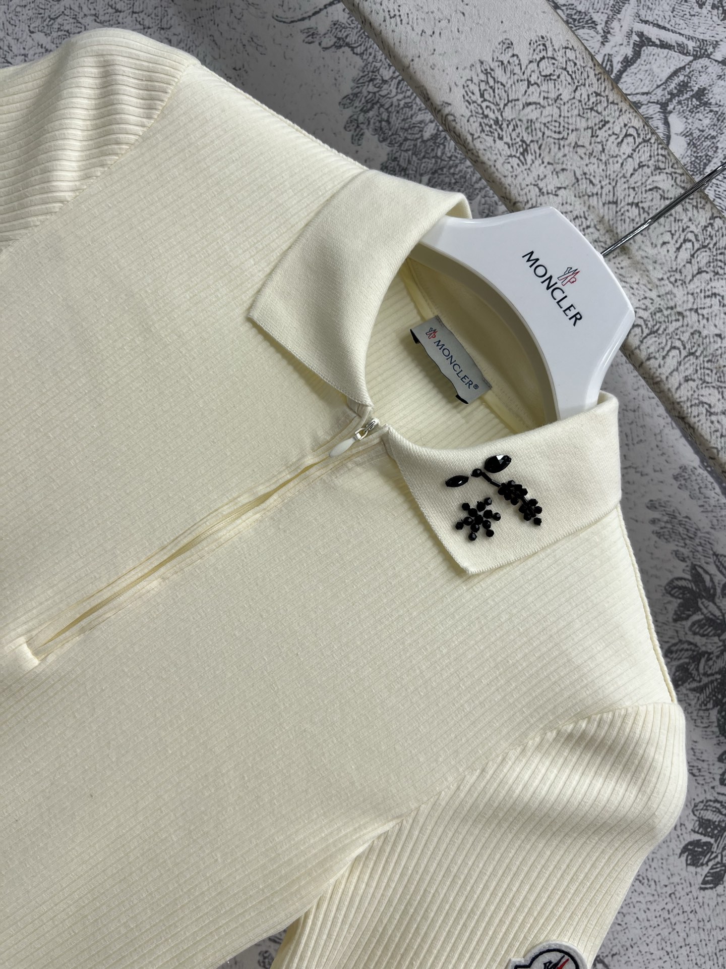 M家 25早春新款 Polo领短袖针织衫 修身的款式 袖身Logo 徽标装饰 搭配牛仔裤上身就是知性温柔