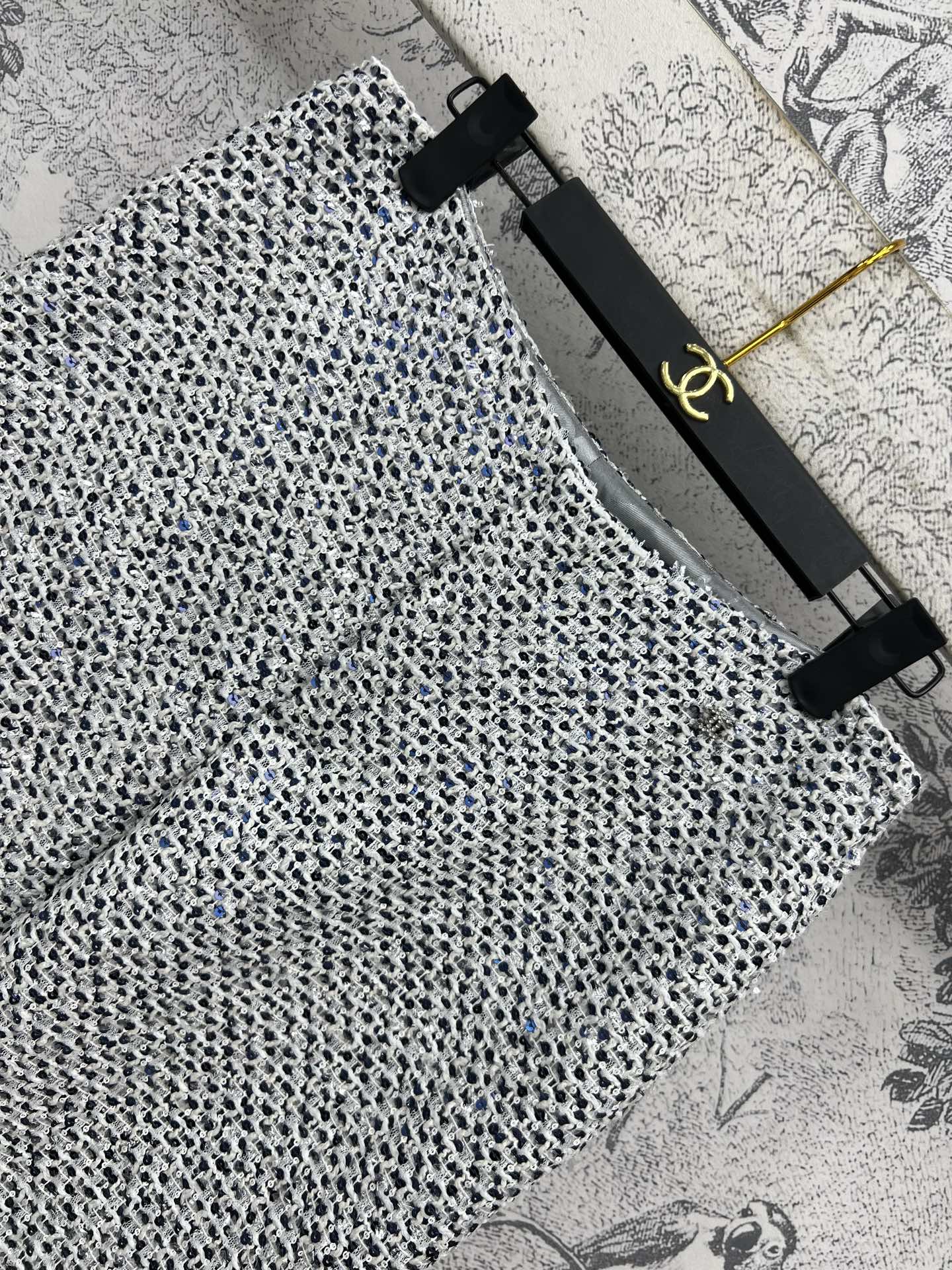 小香风 25早春新款 银色粗花呢系列 背心连衣裙+直筒裤 自带名媛气质范 V领背心直筒连衣裙 上身很显瘦