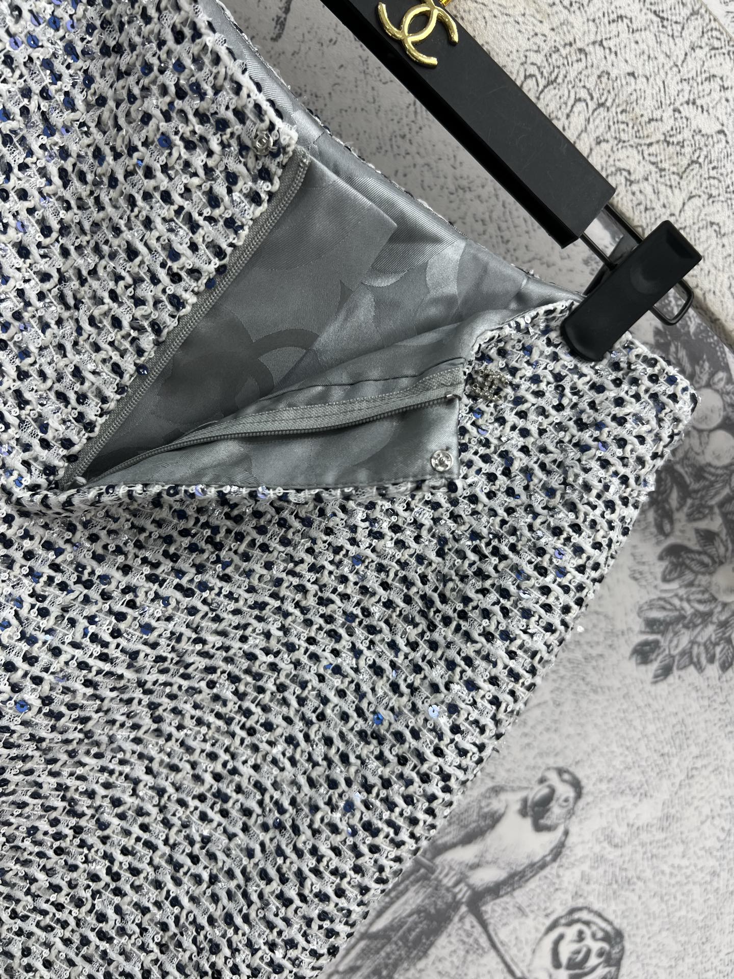 小香风 25早春新款 银色粗花呢系列 背心连衣裙+直筒裤 自带名媛气质范 V领背心直筒连衣裙 上身很显瘦
