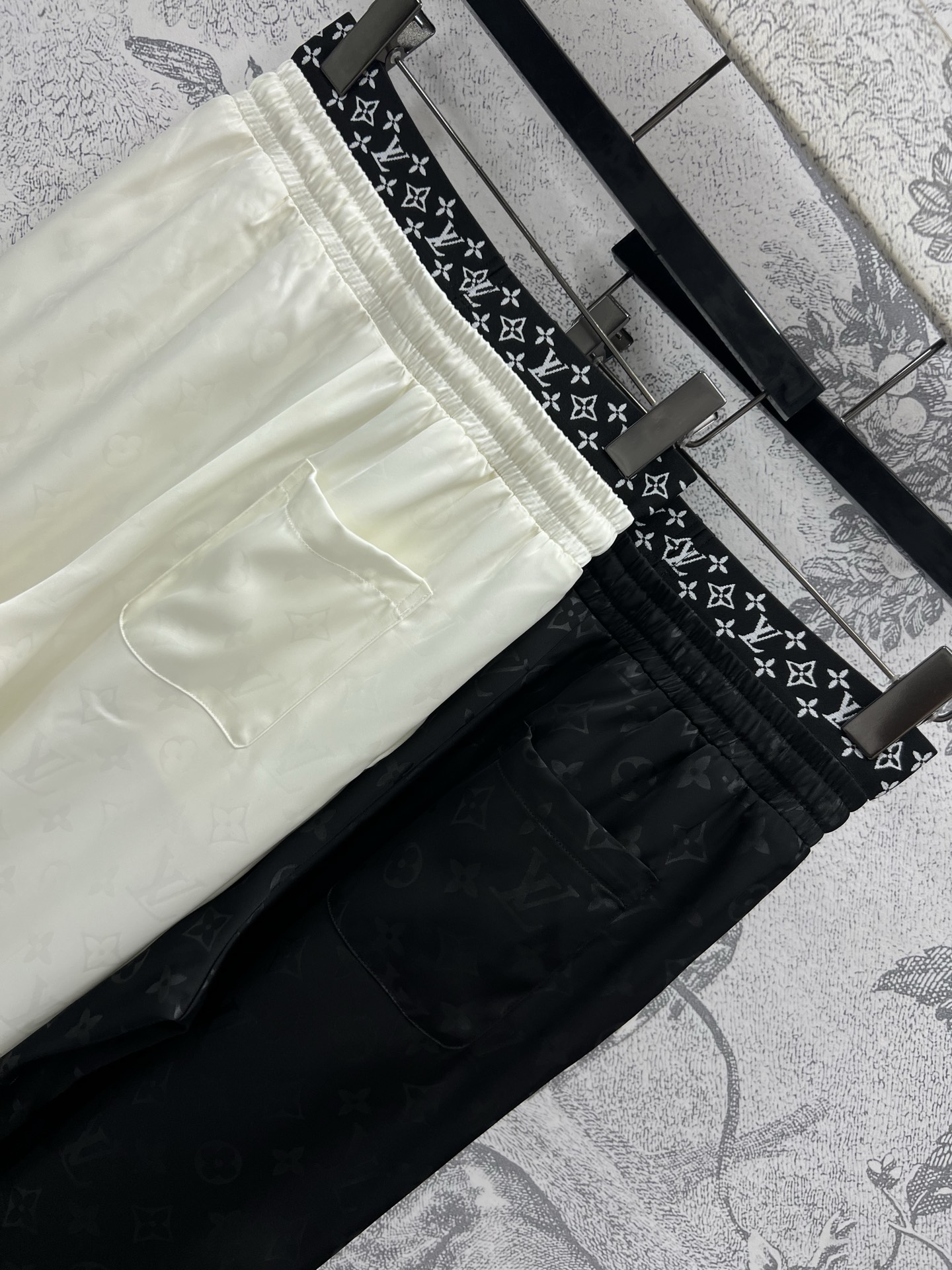 L家 25早春新款 老花织带双腰头阔腿裤 自带垂坠感 老花松紧腰家抽绳收腰 双腰头设计精致高级不挑人 定