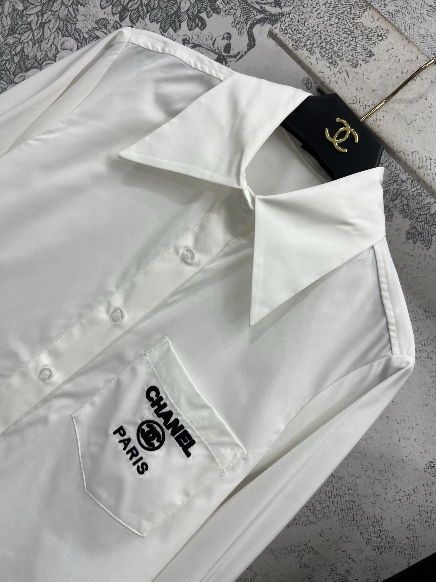 小香风 25早春新款 刺绣logo翻领衬衫 宽松基础版型 经典耐看不挑人 胸口口袋撞色刺绣品牌Logo 
