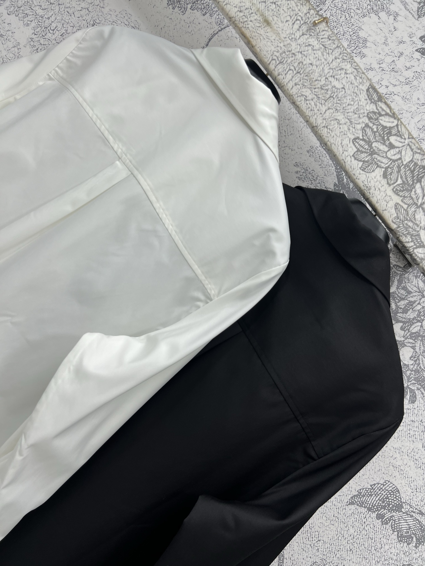 小香风 25早春新款 刺绣logo翻领衬衫 宽松基础版型 经典耐看不挑人 胸口口袋撞色刺绣品牌Logo 