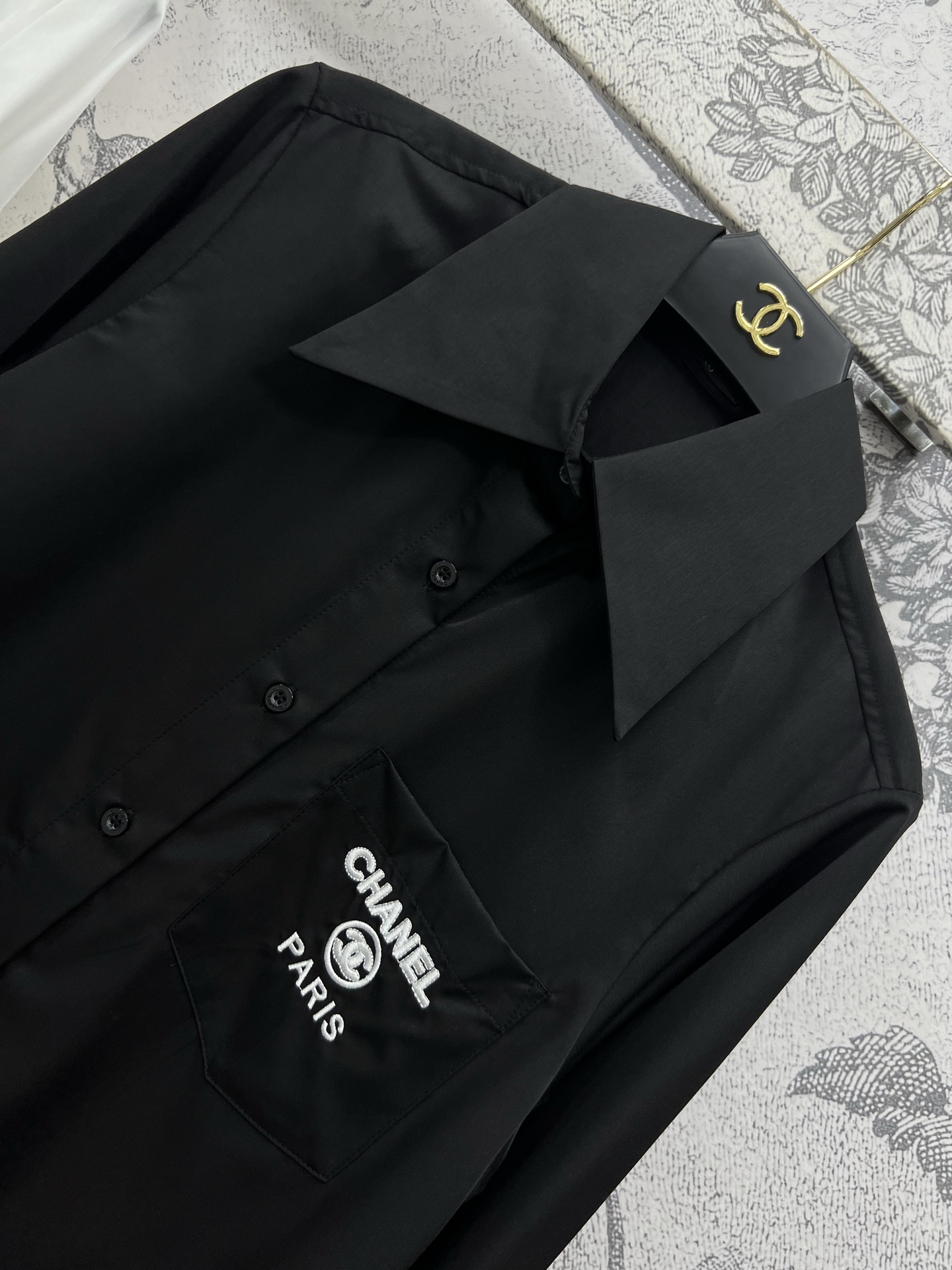 小香风 25早春新款 刺绣logo翻领衬衫 宽松基础版型 经典耐看不挑人 胸口口袋撞色刺绣品牌Logo 