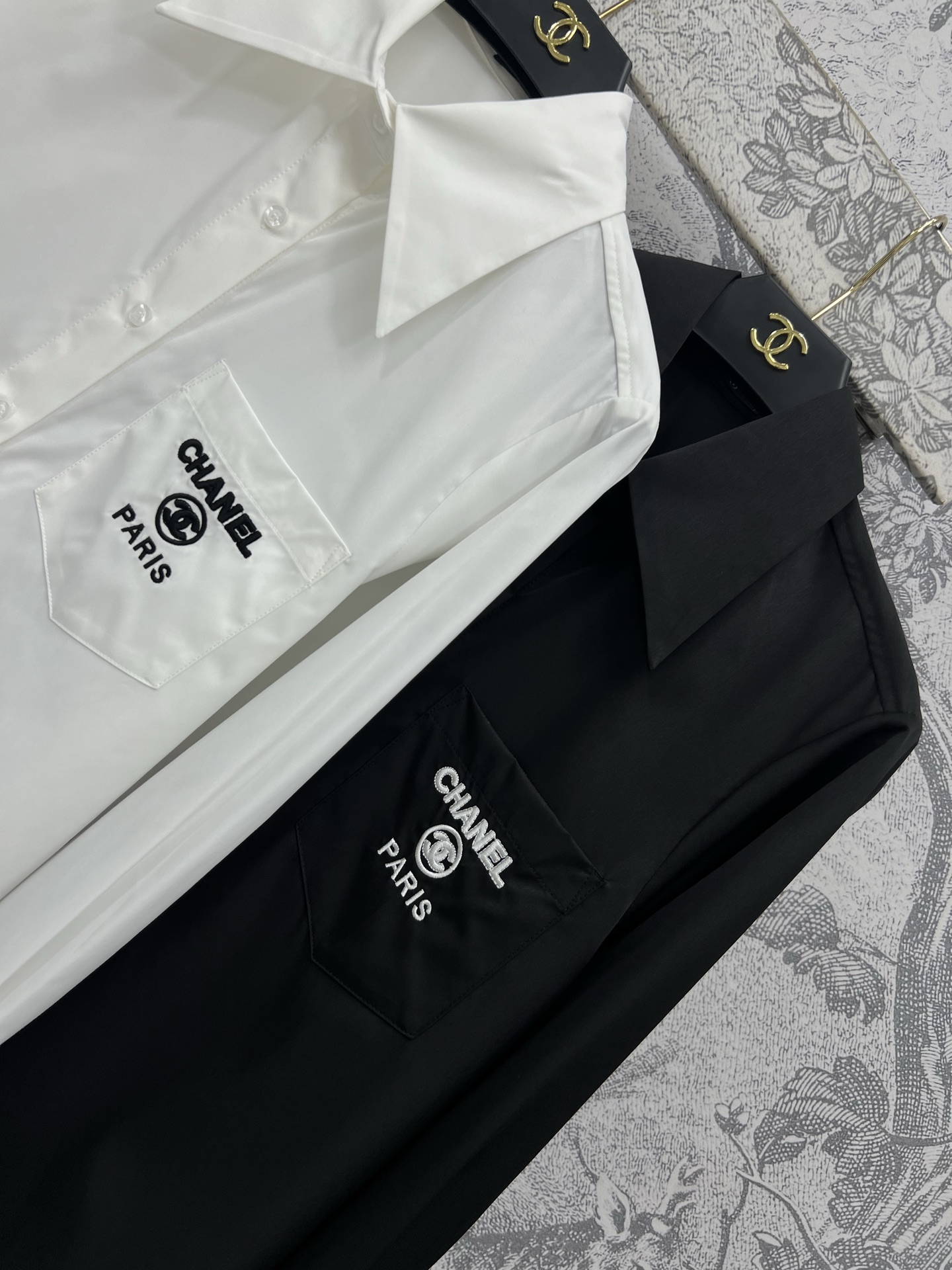 小香风 25早春新款 刺绣logo翻领衬衫 宽松基础版型 经典耐看不挑人 胸口口袋撞色刺绣品牌Logo 