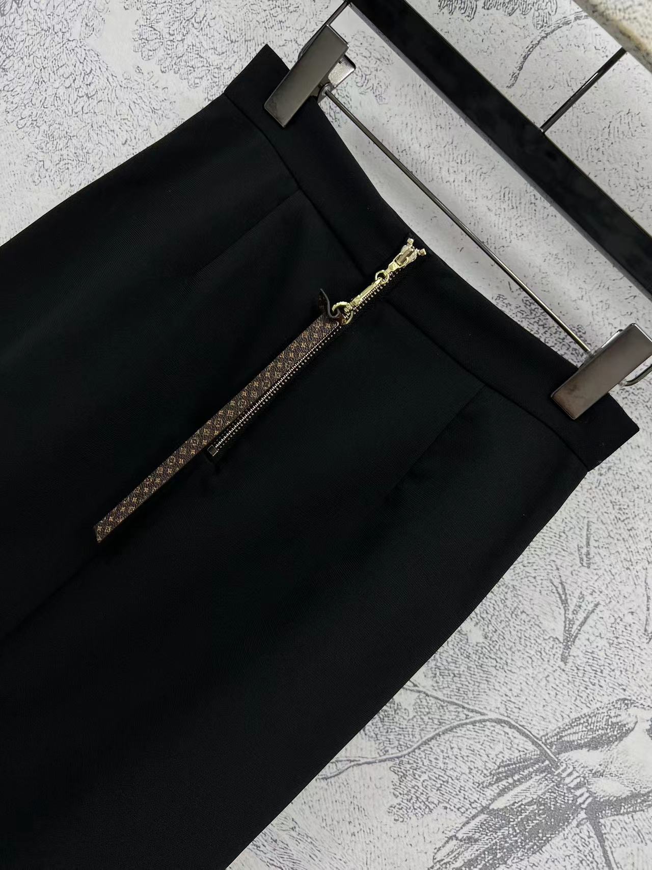 L家 25早春新款 度假风航海系列  链条船锚金属扣装饰长半裙 高腰压褶裙摆设计 金属船锚⚓️链条⛓️装