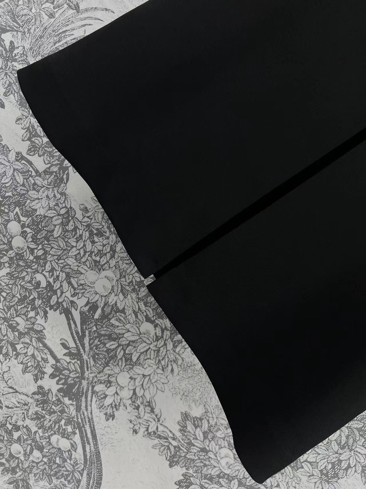 L家25早春新款 度假风航海系列 链条船锚金属扣装饰短袖连衣裙 高级优雅范 中间压褶衣身设计 金属船锚⚓