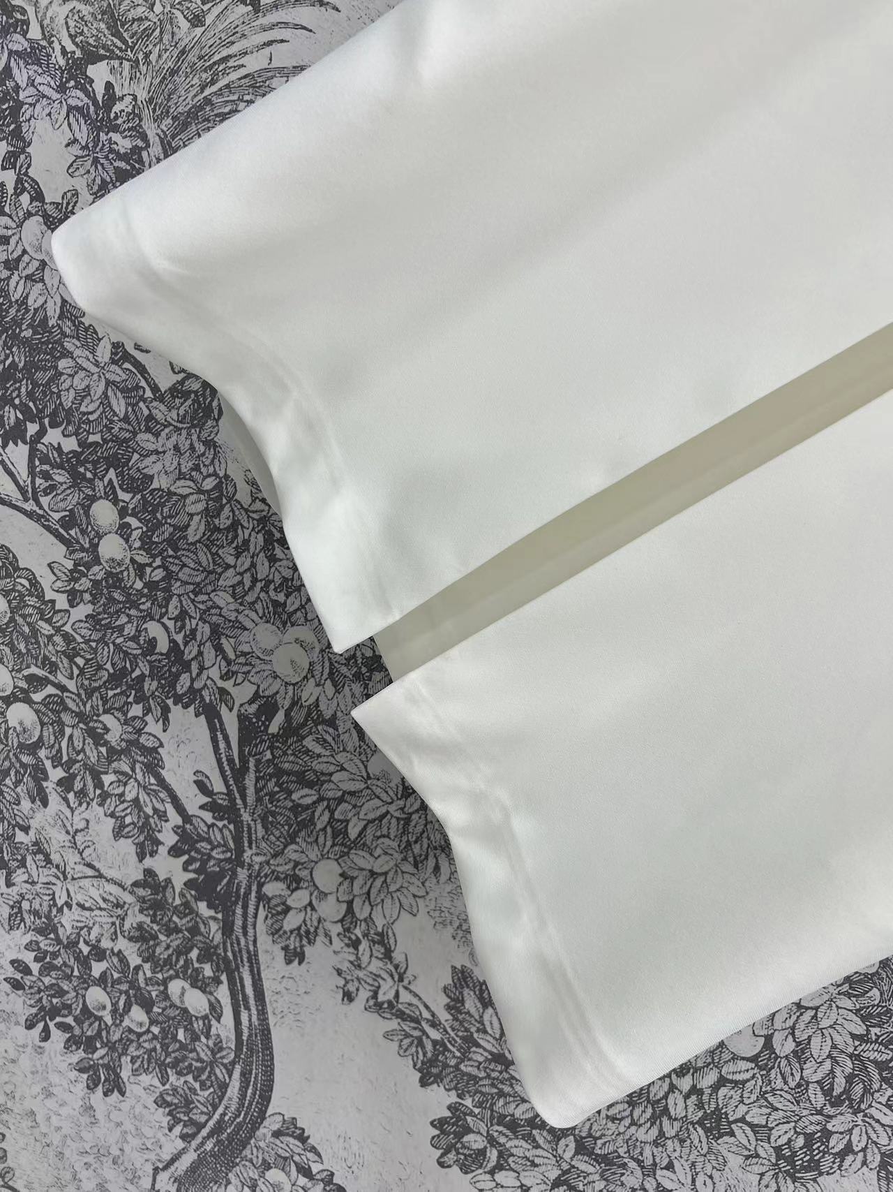L家25早春新款 度假风航海系列 链条船锚金属扣装饰短袖连衣裙 高级优雅范 中间压褶衣身设计 金属船锚⚓