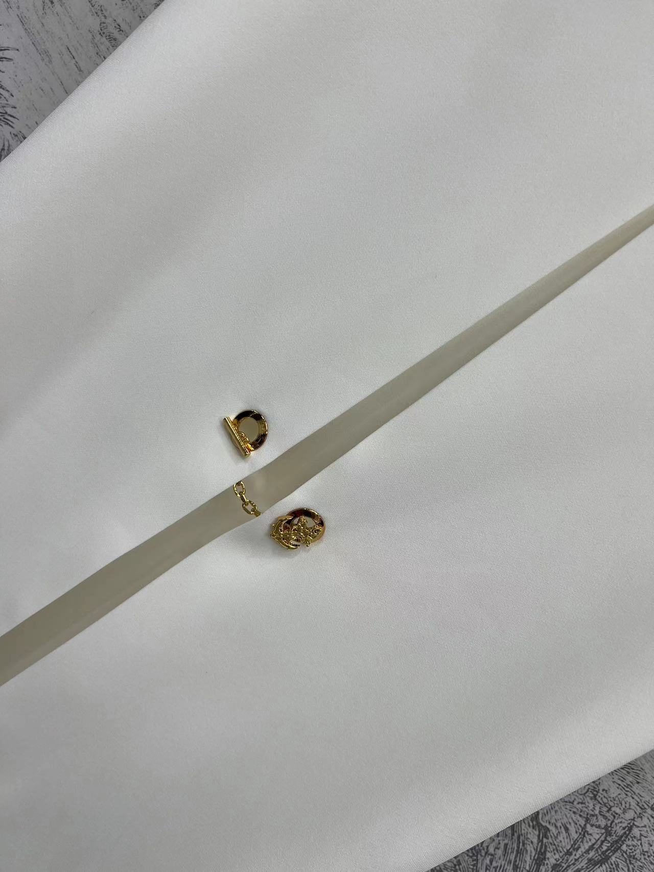 L家25早春新款 度假风航海系列 链条船锚金属扣装饰短袖连衣裙 高级优雅范 中间压褶衣身设计 金属船锚⚓