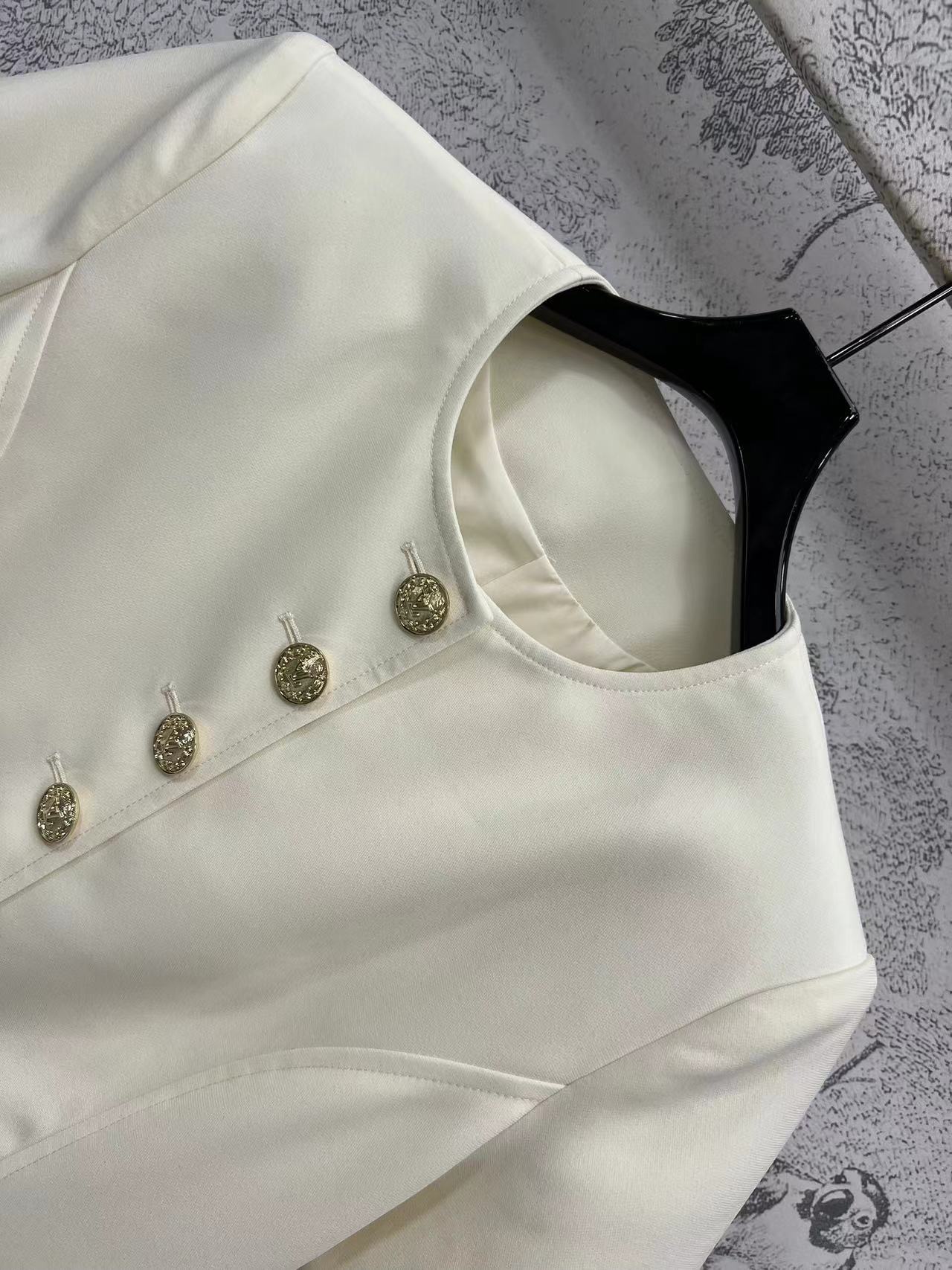 L家 25早春新款 圆领logo金属排扣连衣裙 定制开模logo扣饰 吸睛感满满 经典百搭直筒短袖连衣裙