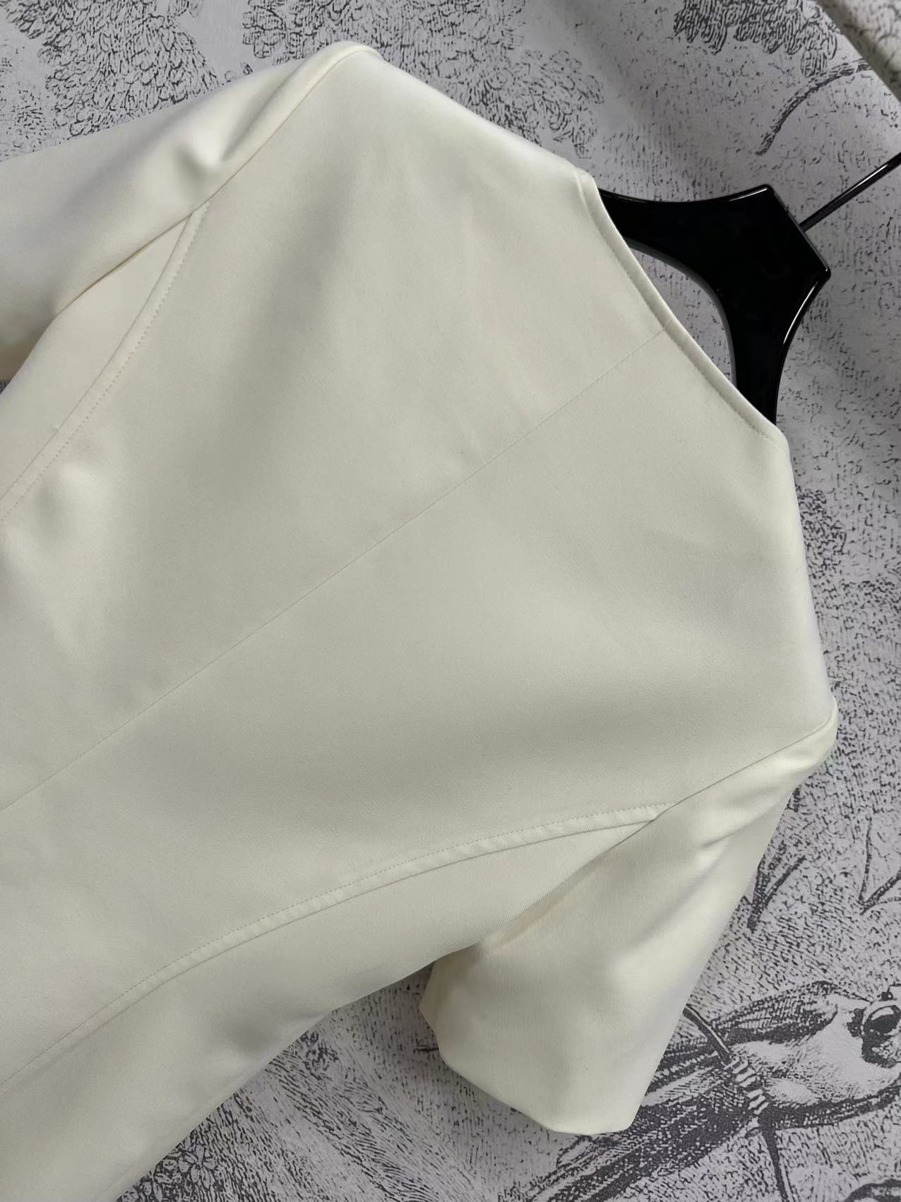 L家 25早春新款 圆领logo金属排扣连衣裙 定制开模logo扣饰 吸睛感满满 经典百搭直筒短袖连衣裙
