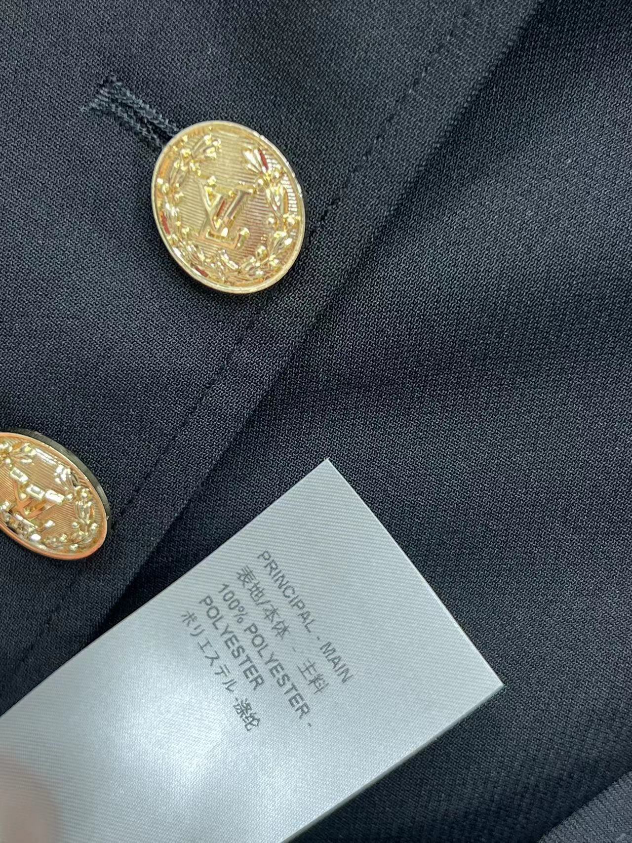 L家 25早春新款 圆领logo金属排扣连衣裙 定制开模logo扣饰 吸睛感满满 经典百搭直筒短袖连衣裙