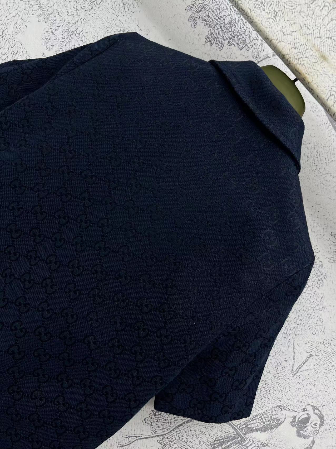 G家 25早春新款 深蓝色双G提花连体裙 翻领排扣短袖连体裙 气质百搭款 经典Logo浮雕设计质感和细节