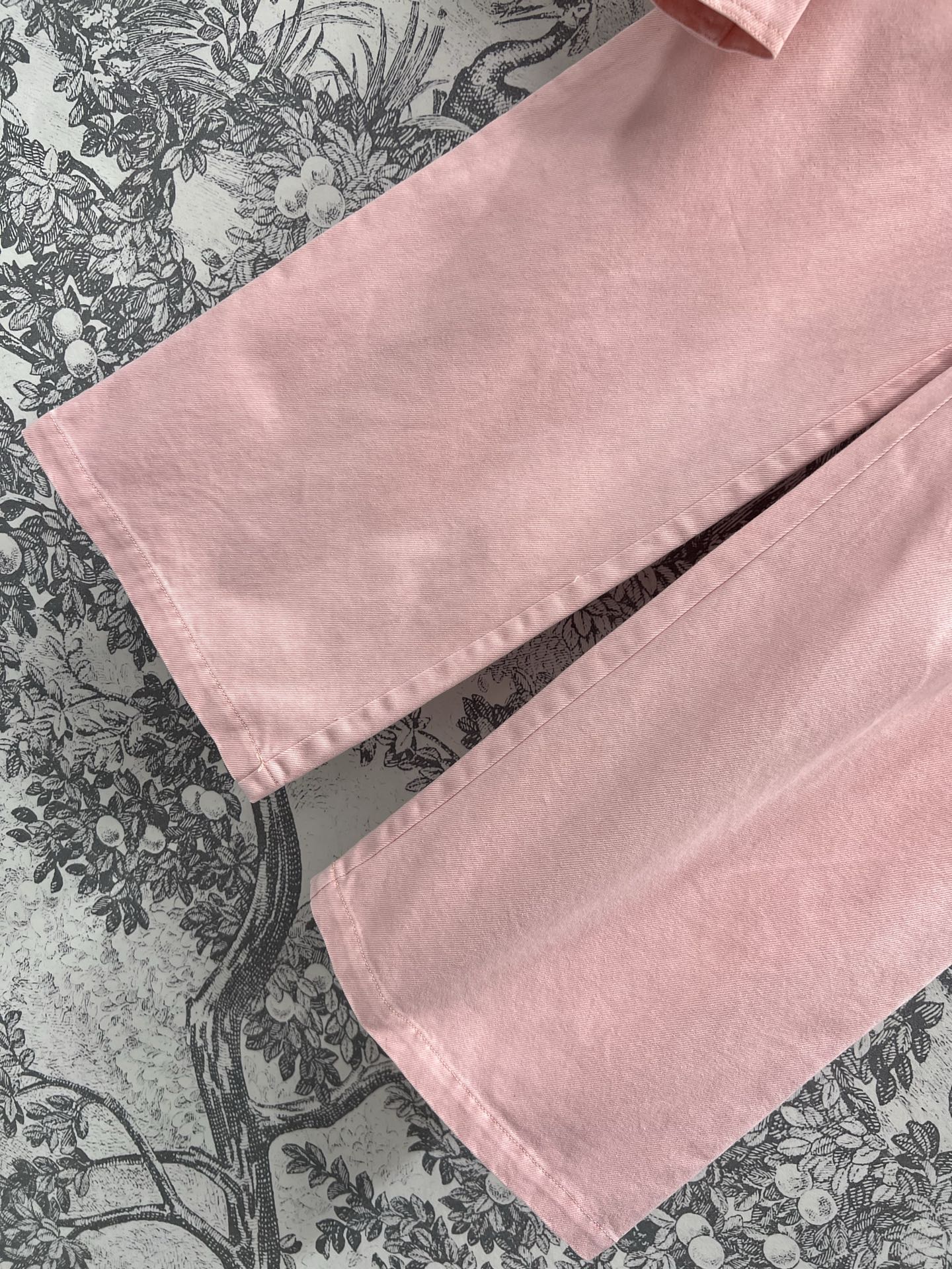 L家 25早春新款 牛仔飘带装饰系列 翻领短款外套+高腰直筒裤 定制粉色牛仔面料 时髦高级 口袋老花提花