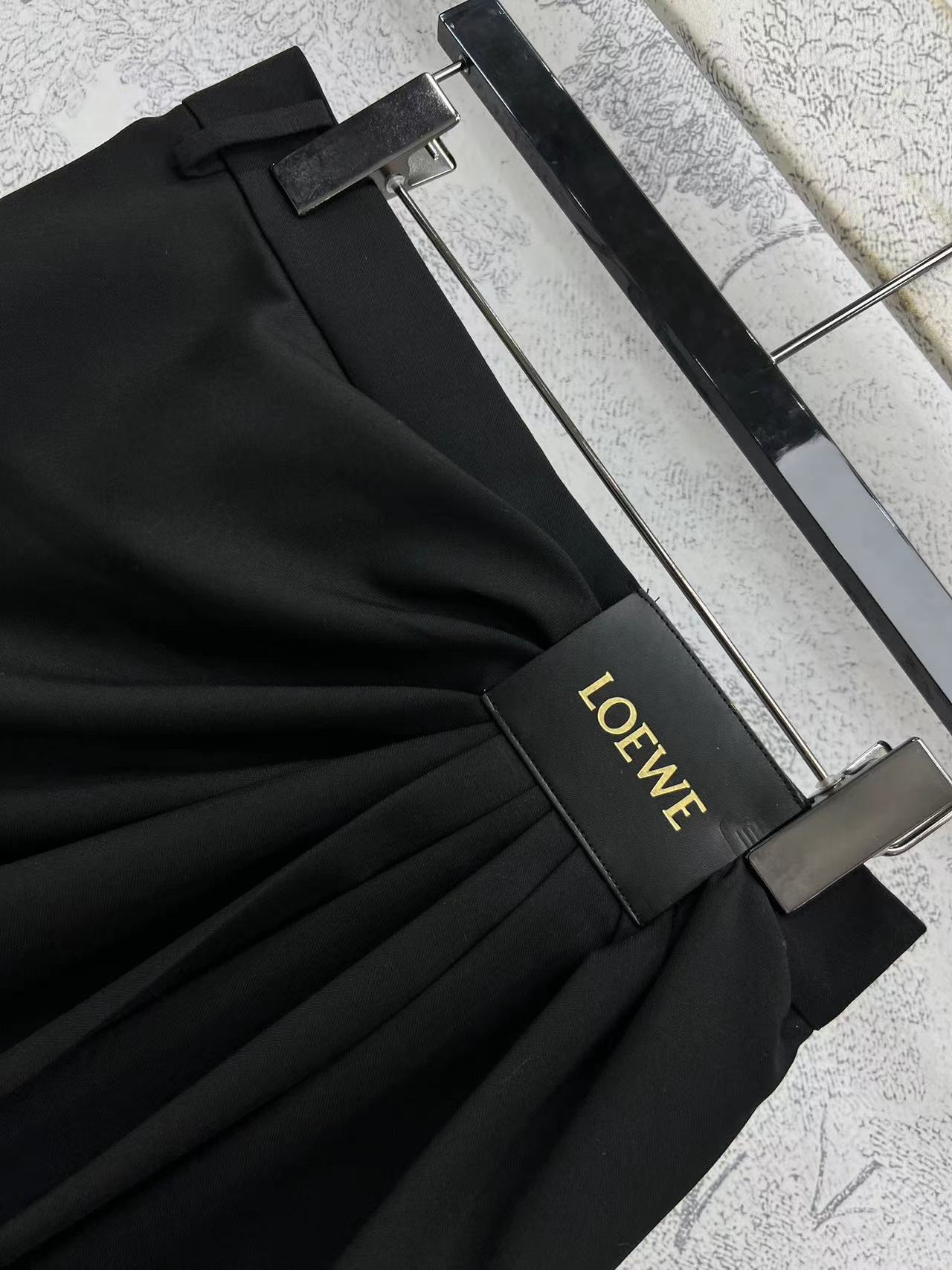 LW家 25早春新款 logo皮牌装饰皱褶系列 下摆层次打褶夹克外套+皱褶半身裙+皱褶阔腿裤 很有设计感