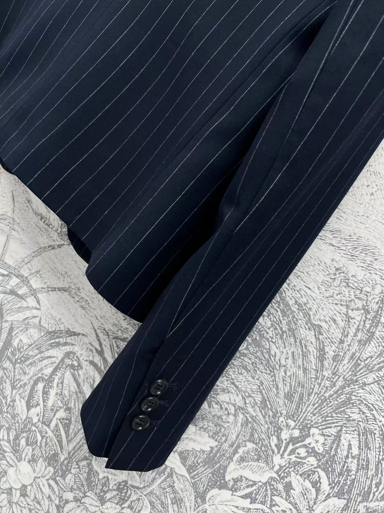 LW家 25早春新款 条纹西装外套+褶皱logo皮革装饰条纹阔腿裤 侧拉链高腰logo皮革点缀 高腰皱褶