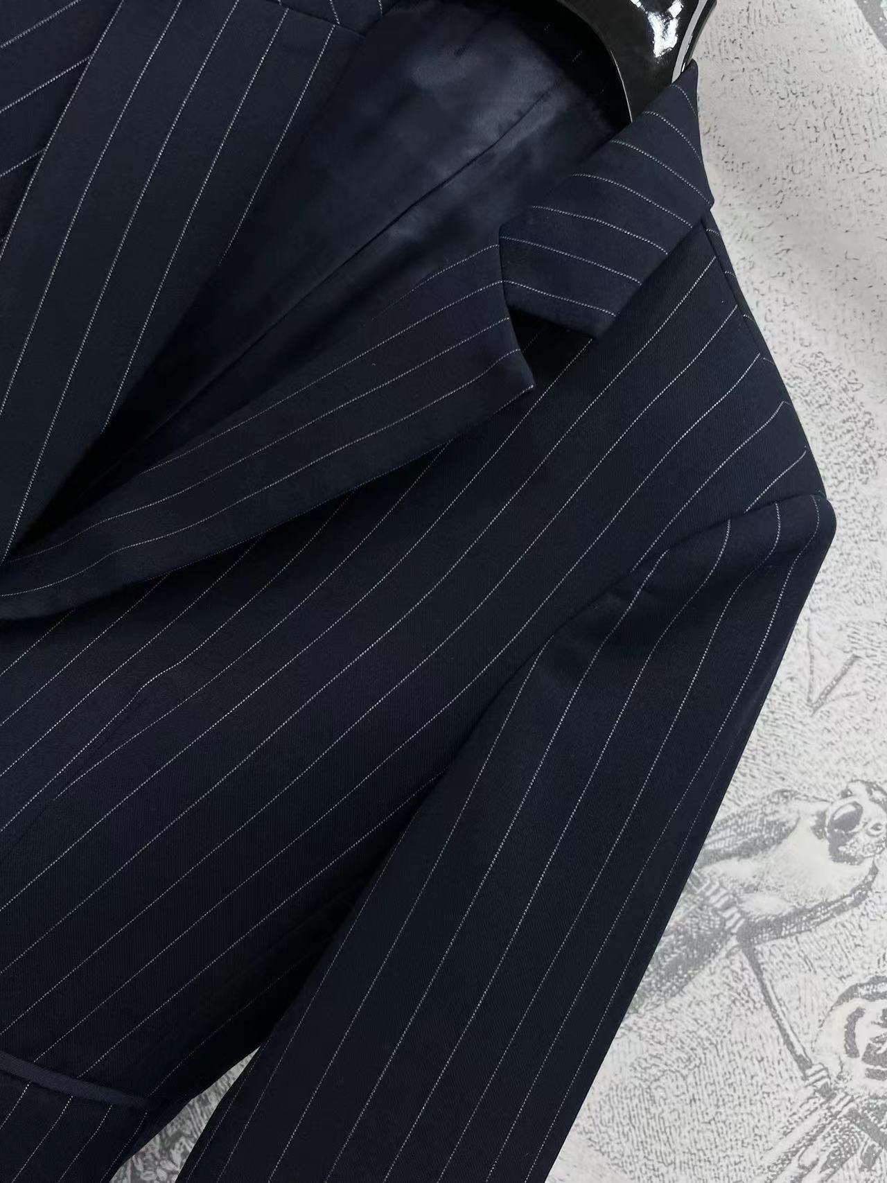 LW家 25早春新款 条纹西装外套+褶皱logo皮革装饰条纹阔腿裤 侧拉链高腰logo皮革点缀 高腰皱褶