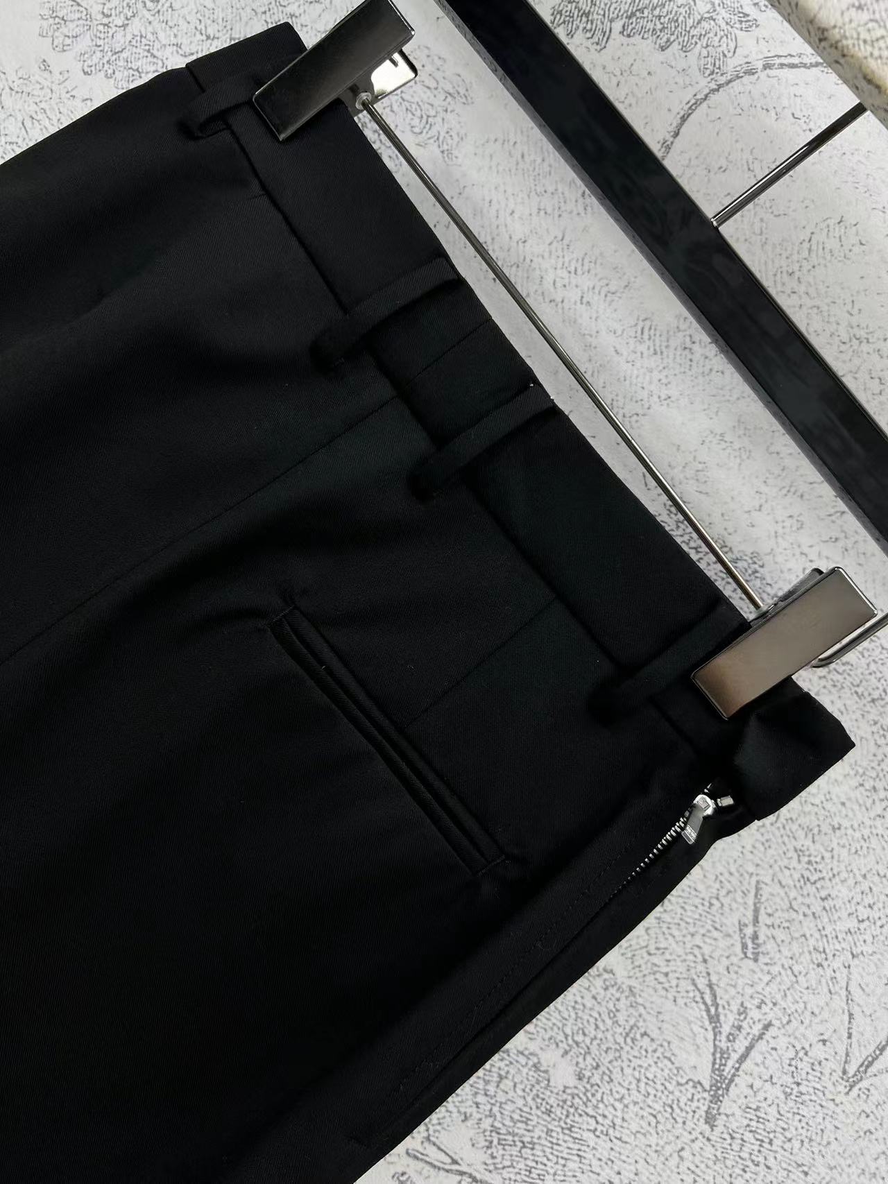 LW家 25早春新款 logo皮牌装饰皱褶系列 下摆层次打褶夹克外套+皱褶半身裙+皱褶阔腿裤 很有设计感