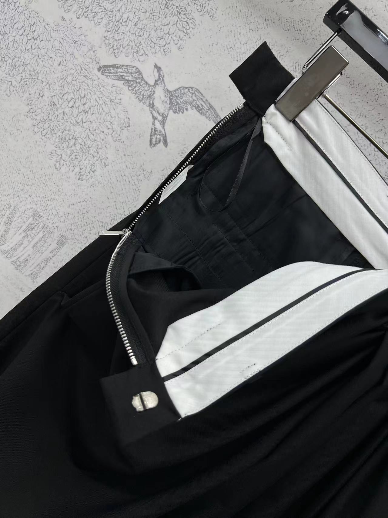 LW家 25早春新款 logo皮牌装饰皱褶系列 下摆层次打褶夹克外套+皱褶半身裙+皱褶阔腿裤 很有设计感