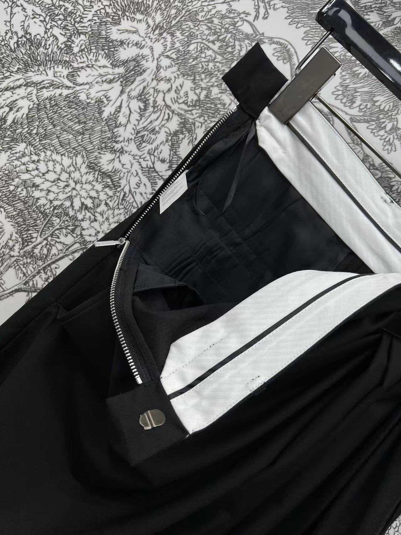 LW家 25早春新款 logo皮牌装饰皱褶系列 下摆层次打褶夹克外套+皱褶半身裙+皱褶阔腿裤 很有设计感