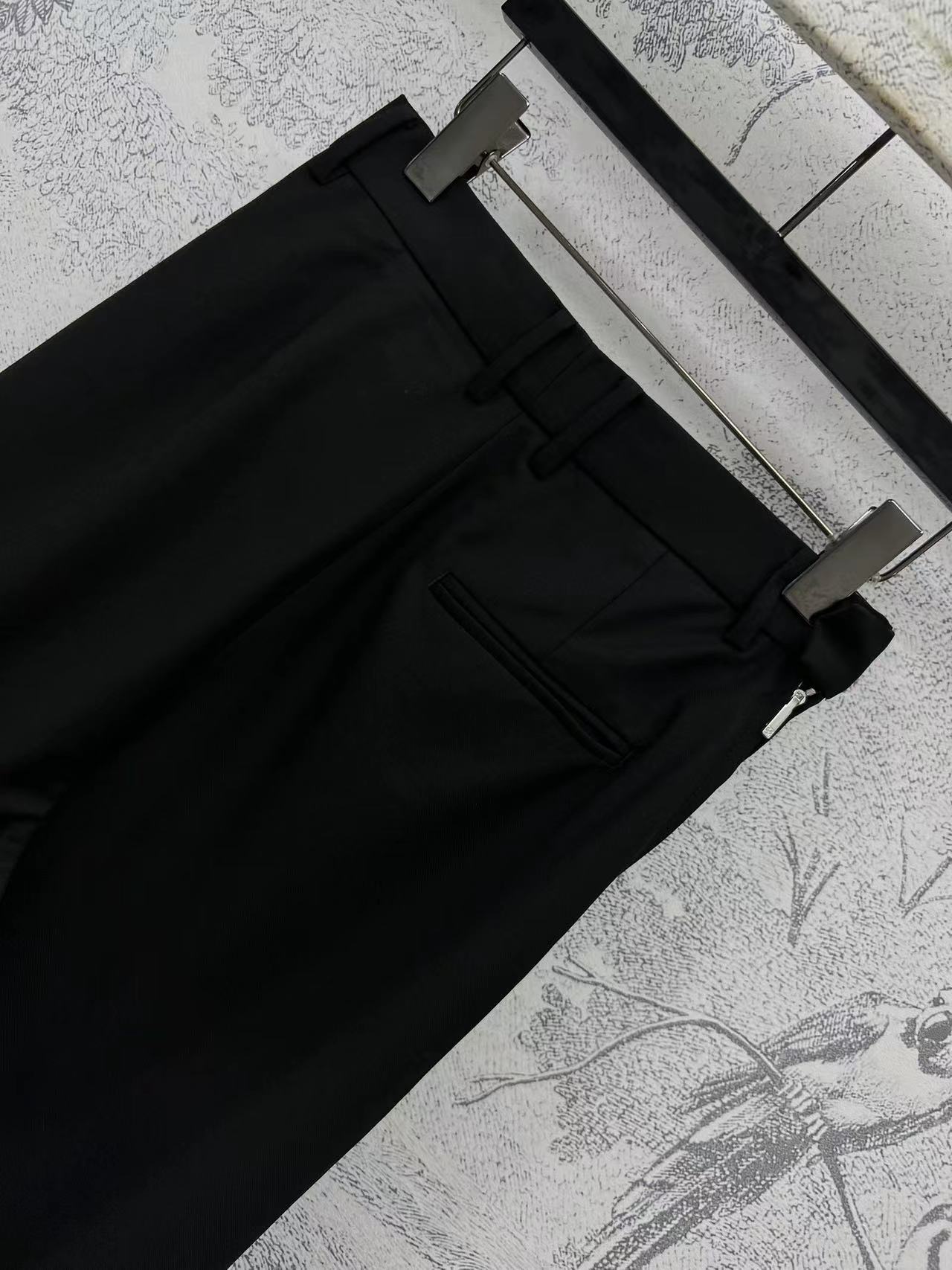 LW家 25早春新款 logo皮牌装饰皱褶系列 下摆层次打褶夹克外套+皱褶半身裙+皱褶阔腿裤 很有设计感