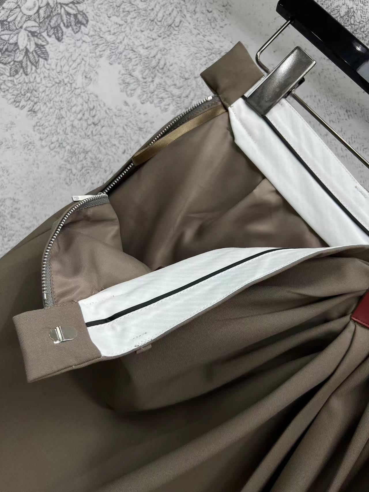 LW家 25早春新款 logo皮牌装饰皱褶系列 下摆层次打褶夹克外套+皱褶半身裙+皱褶阔腿裤 很有设计感