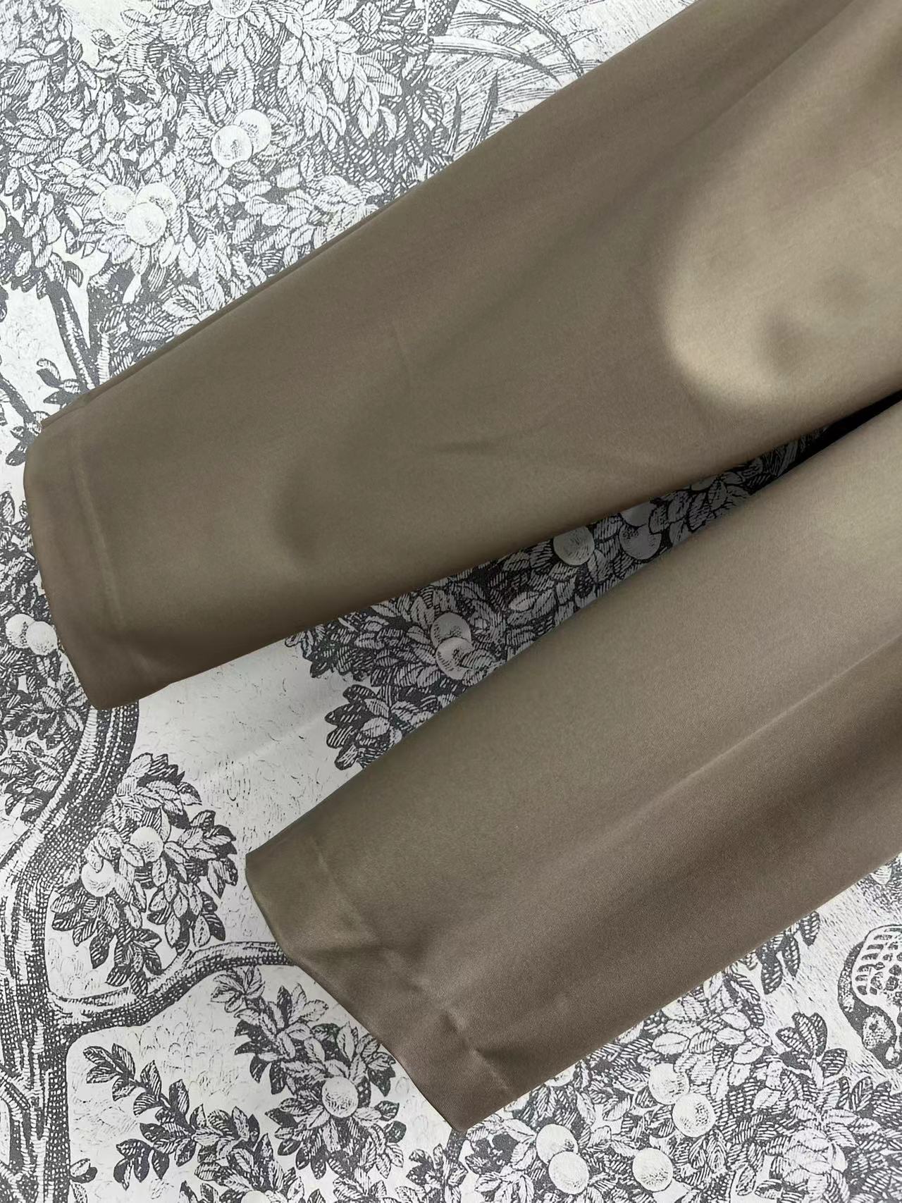 LW家 25早春新款 logo皮牌装饰皱褶系列 下摆层次打褶夹克外套+皱褶半身裙+皱褶阔腿裤 很有设计感