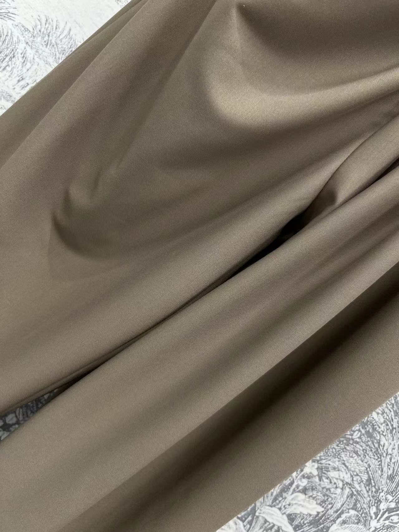 LW家 25早春新款 logo皮牌装饰皱褶系列 下摆层次打褶夹克外套+皱褶半身裙+皱褶阔腿裤 很有设计感