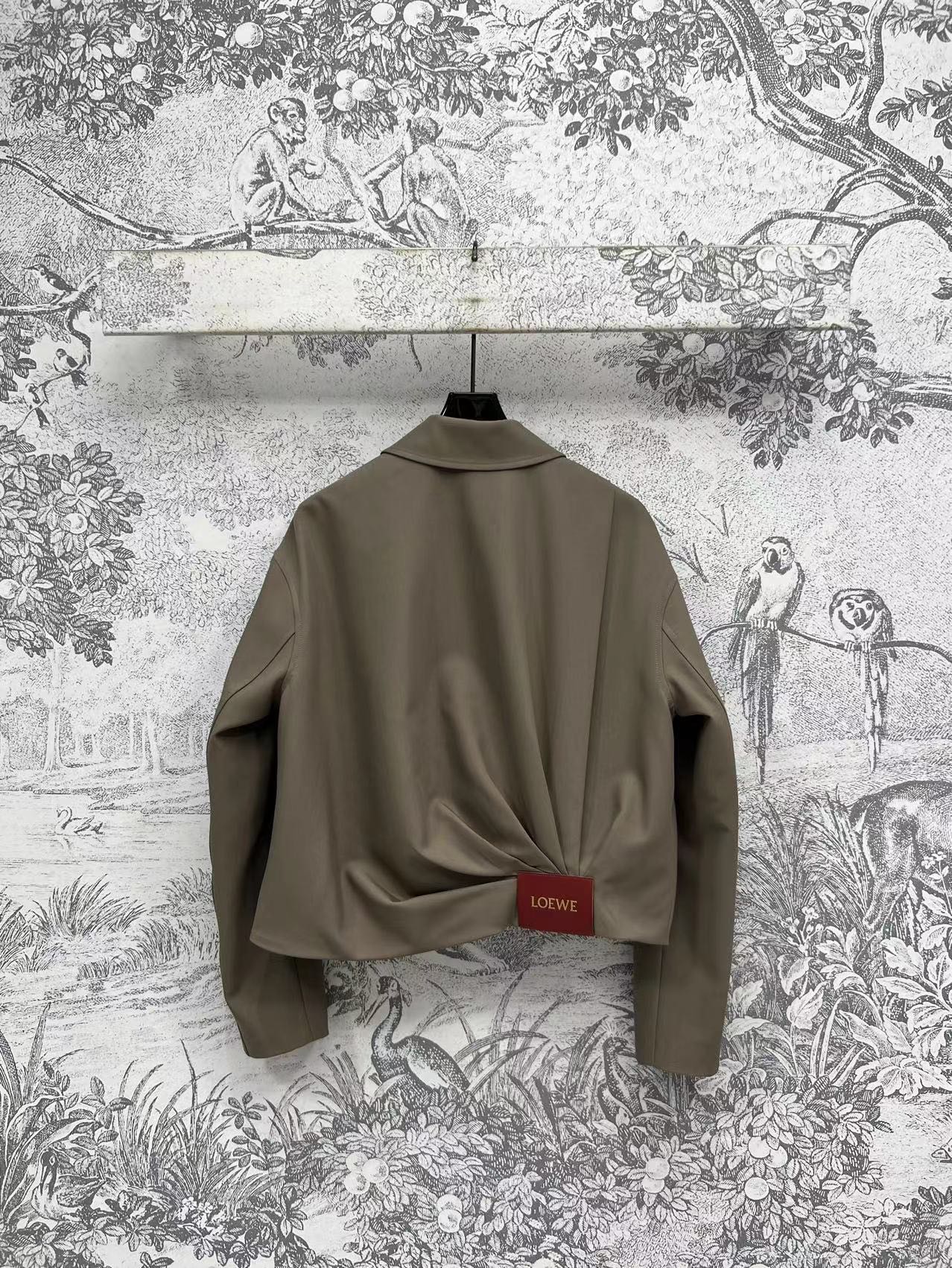 LW家 25早春新款 logo皮牌装饰皱褶系列 下摆层次打褶夹克外套+皱褶半身裙+皱褶阔腿裤 很有设计感