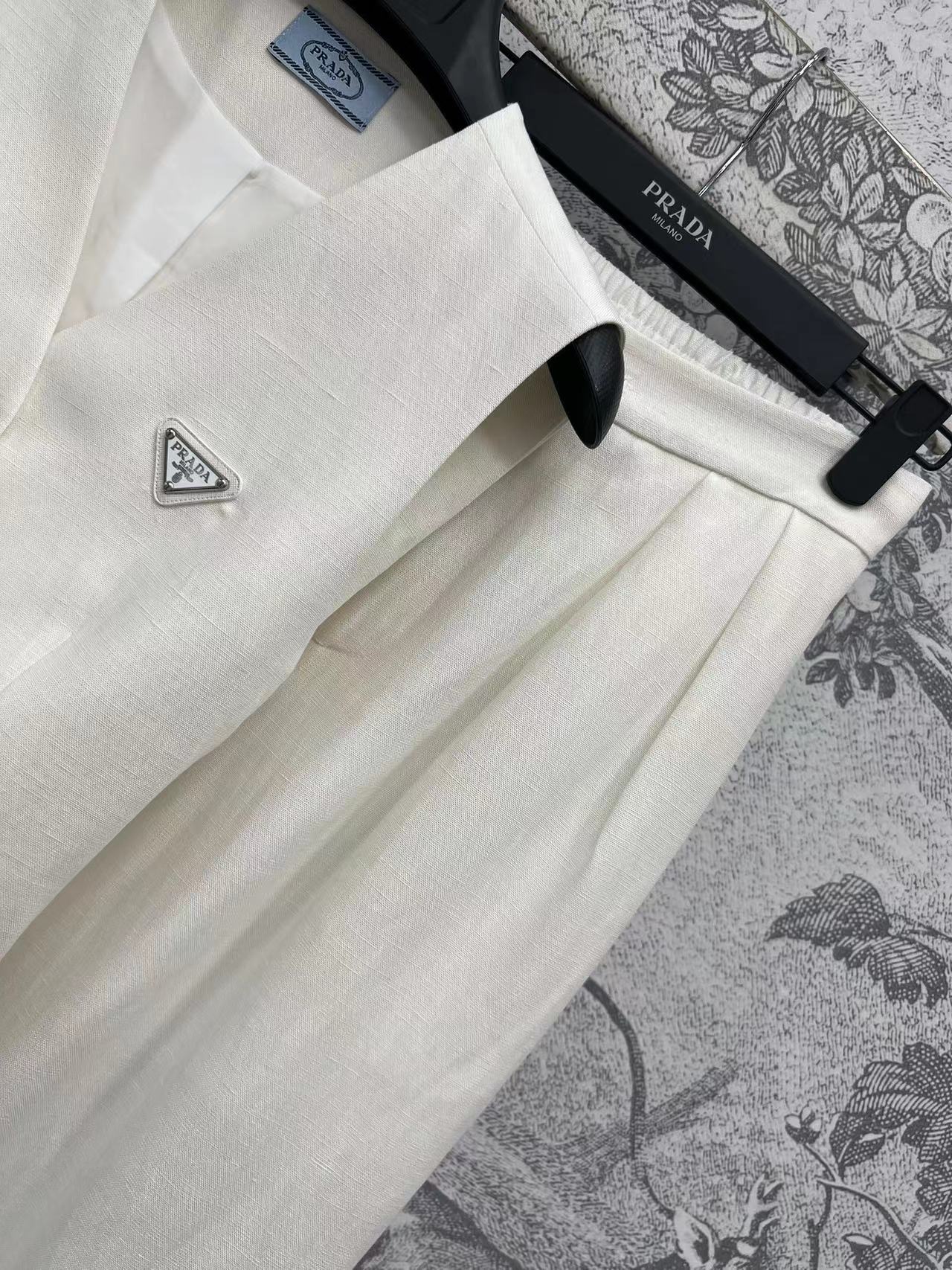 PD家 25早春新款 亚麻老钱风套装 三角标装饰V领马甲+高腰阔腿裤 立体裁剪版型 直筒修身版型 上身显
