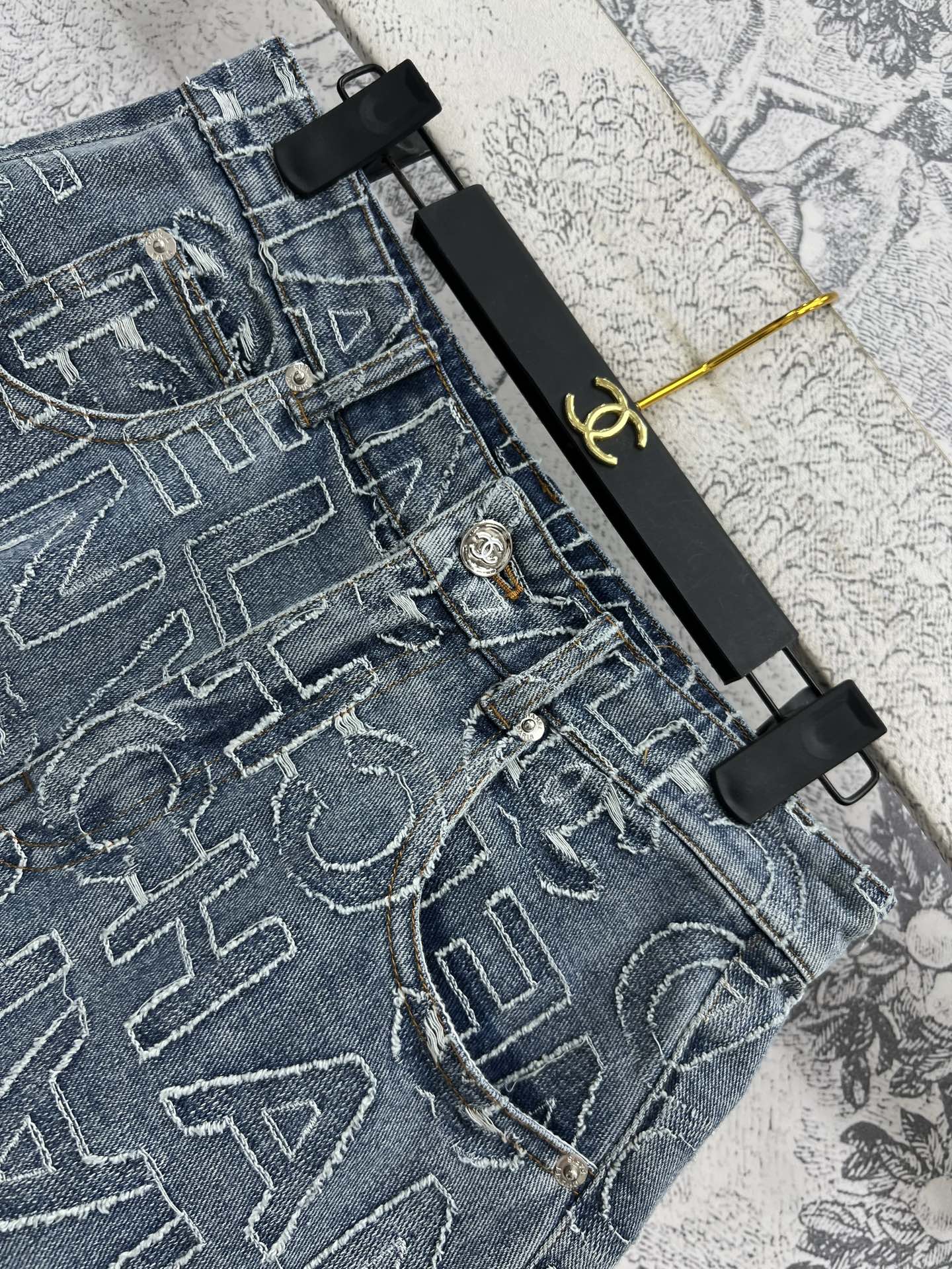 小香风 25早春新款 弹幕logo毛边牛仔系列 拉链装饰短裙+高腰短裤 上身俏皮优雅 百搭利器露腿小心机