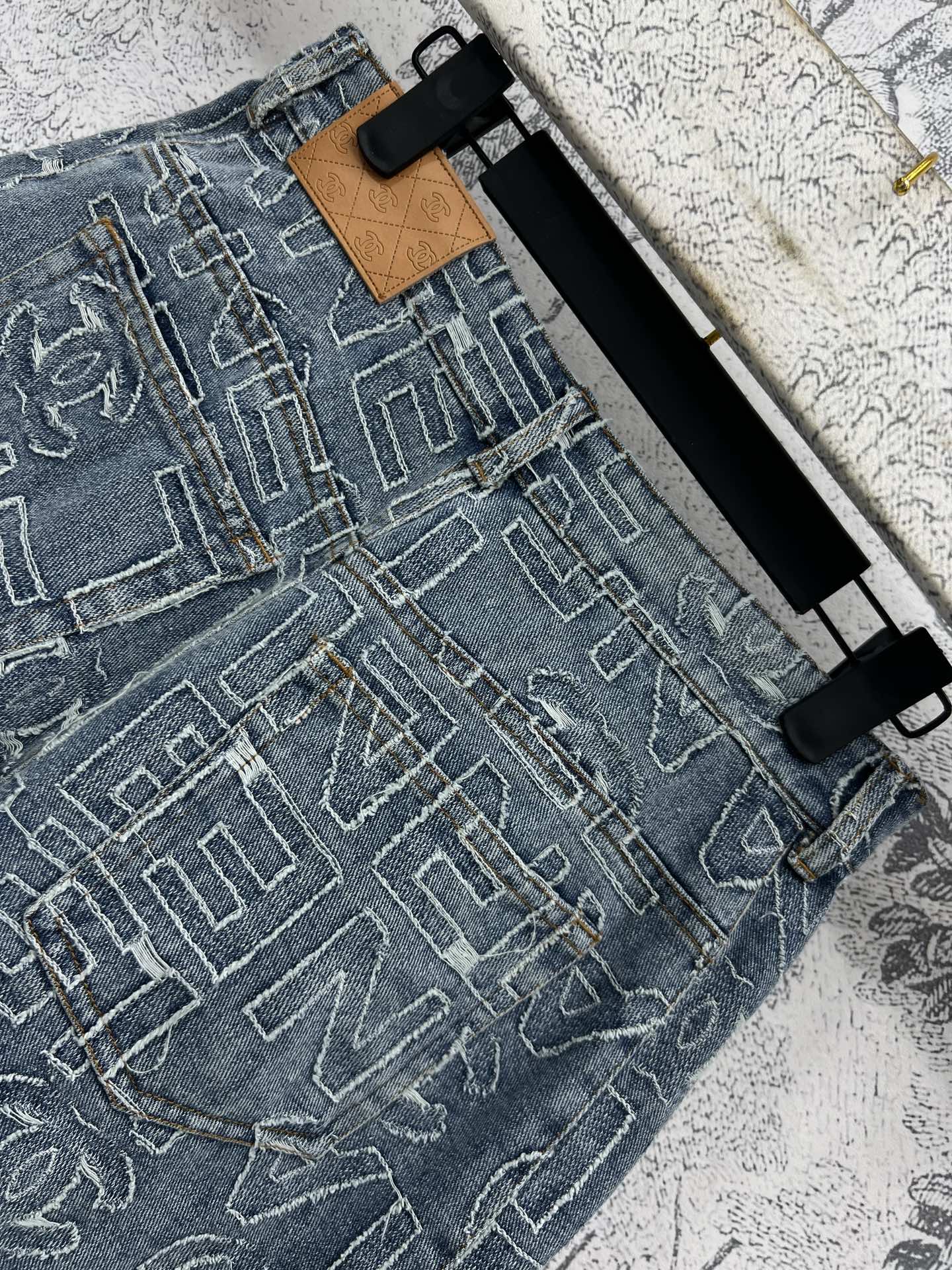 小香风 25早春新款 弹幕logo毛边牛仔系列 拉链装饰短裙+高腰短裤 上身俏皮优雅 百搭利器露腿小心机