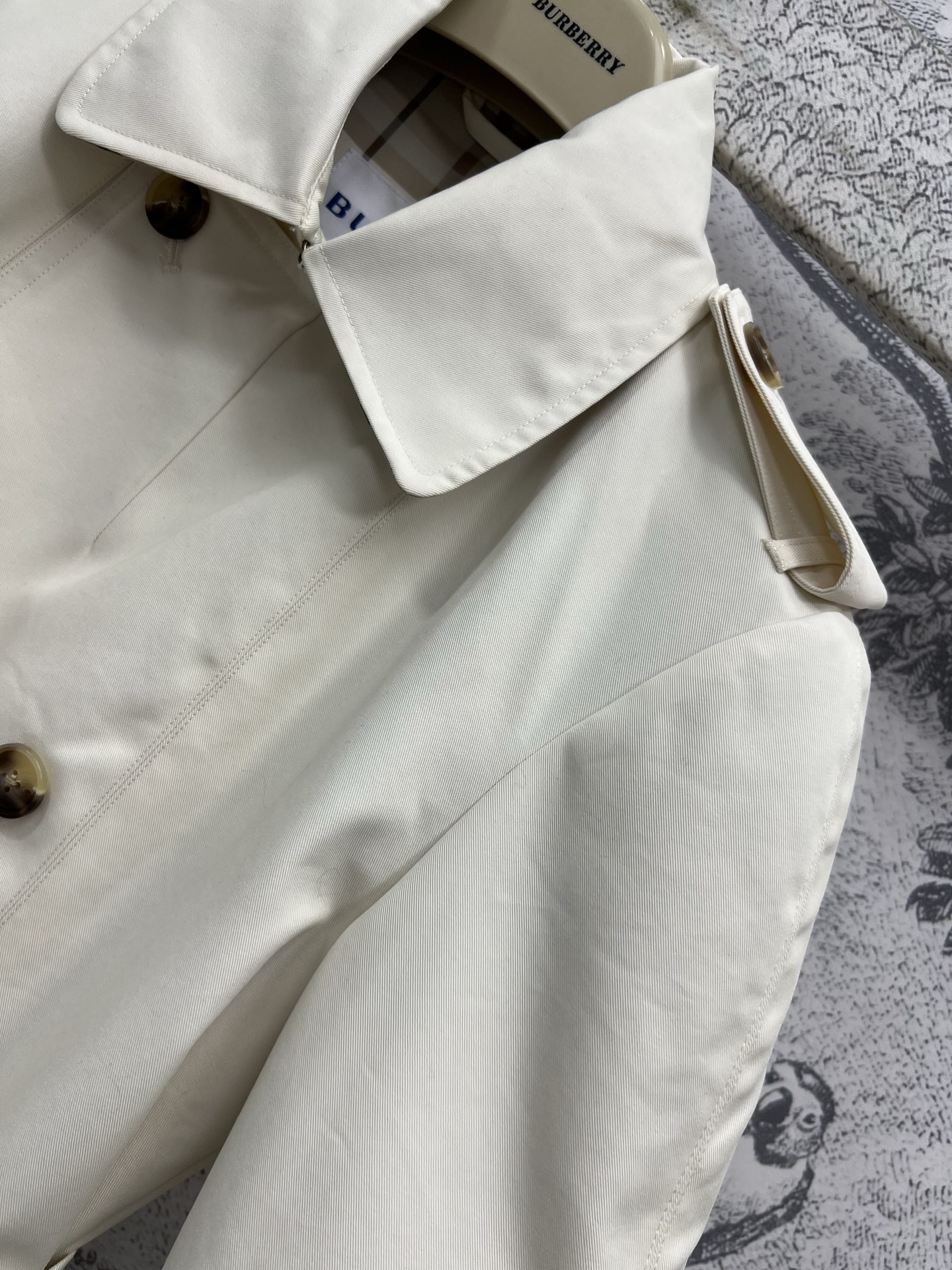 B家 25早春新款 小翻领短款风衣外套 经典设计很大气 双排扣大翻领 短款的版型 腰间搭配腰带搭配 里衬