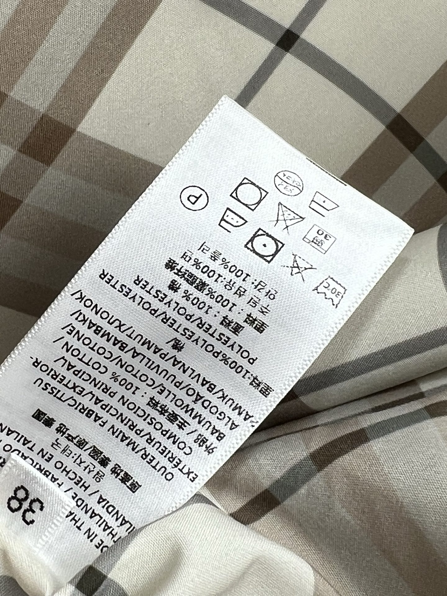 B家 25早春新款 小翻领短款风衣外套 经典设计很大气 双排扣大翻领 短款的版型 腰间搭配腰带搭配 里衬